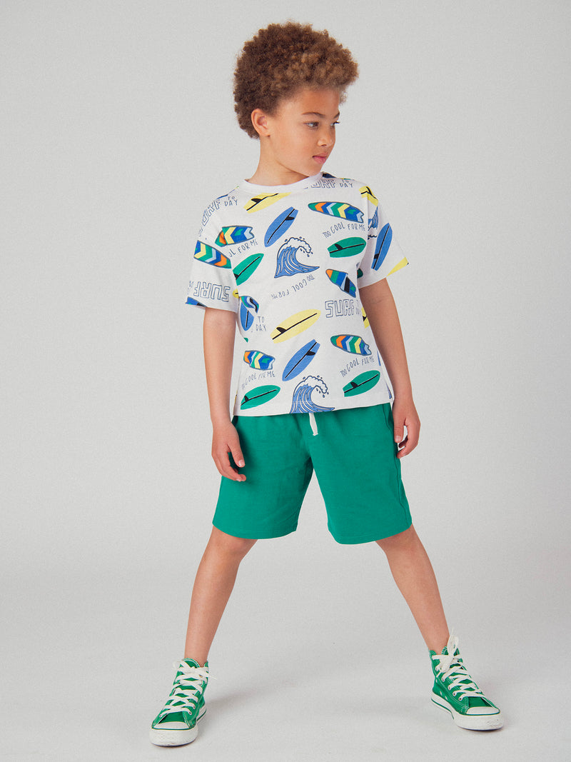 Conjunto de camiseta blanca y pantalones cortos verdes con estampado para niños
