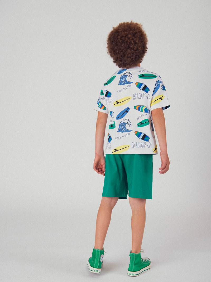 Conjunto de camiseta blanca y pantalones cortos verdes con estampado para niños