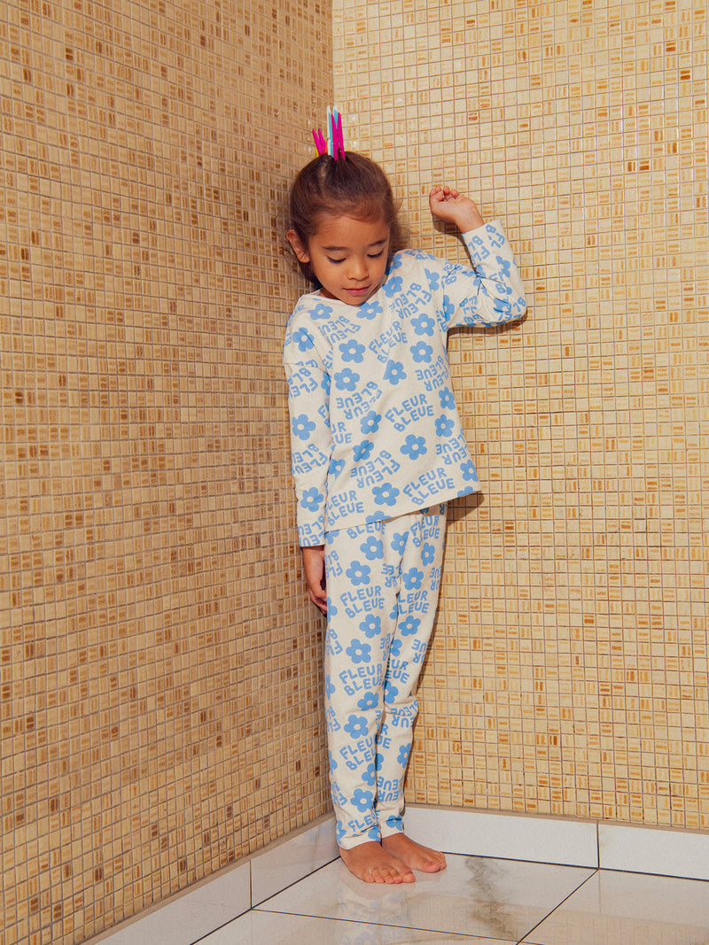 Pijama ecru con imágenes de flores azules para niñas
