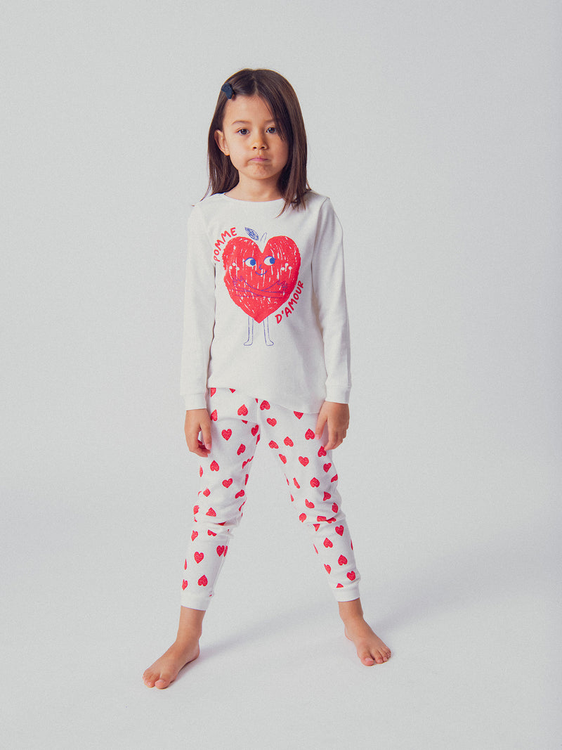 Pijama crema con motivo manzana de amor para niña