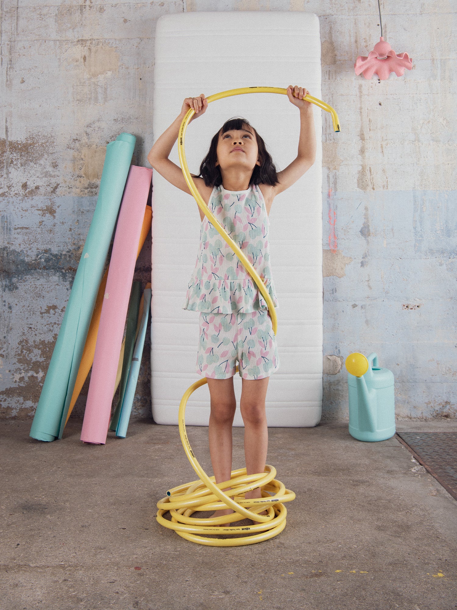 Pijama corto con tirantes y estampado de "Cerezas Pastel" para niña