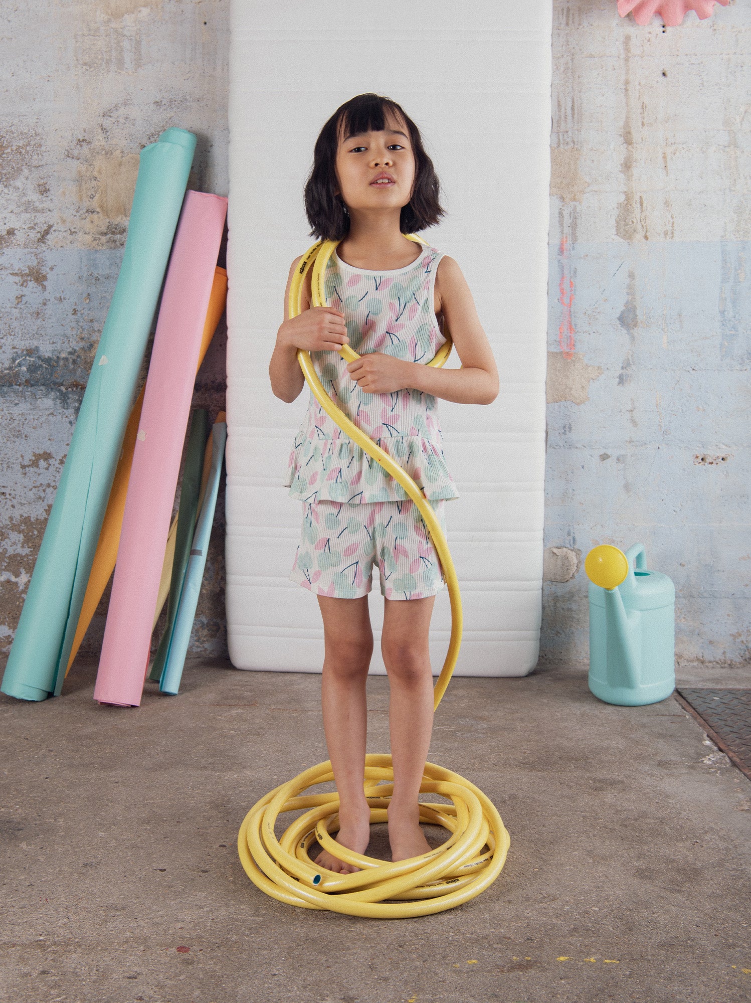 Pijama corto con tirantes y estampado de "Cerezas Pastel" para niña
