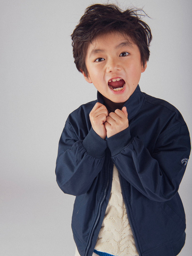 Chaqueta azul oscura con bolsillos para niño