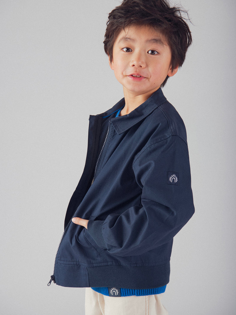 Chaqueta azul oscura con bolsillos para niño