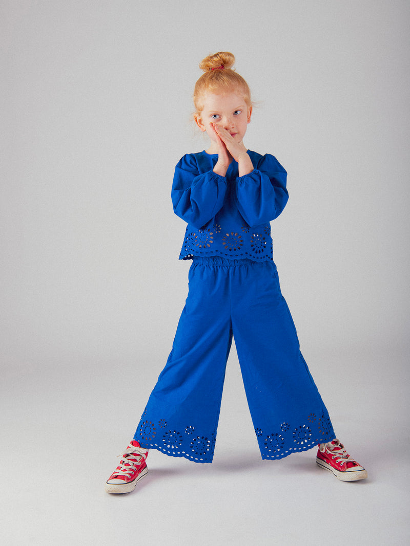 Pantalon bleu à broderie anglaise pour fille