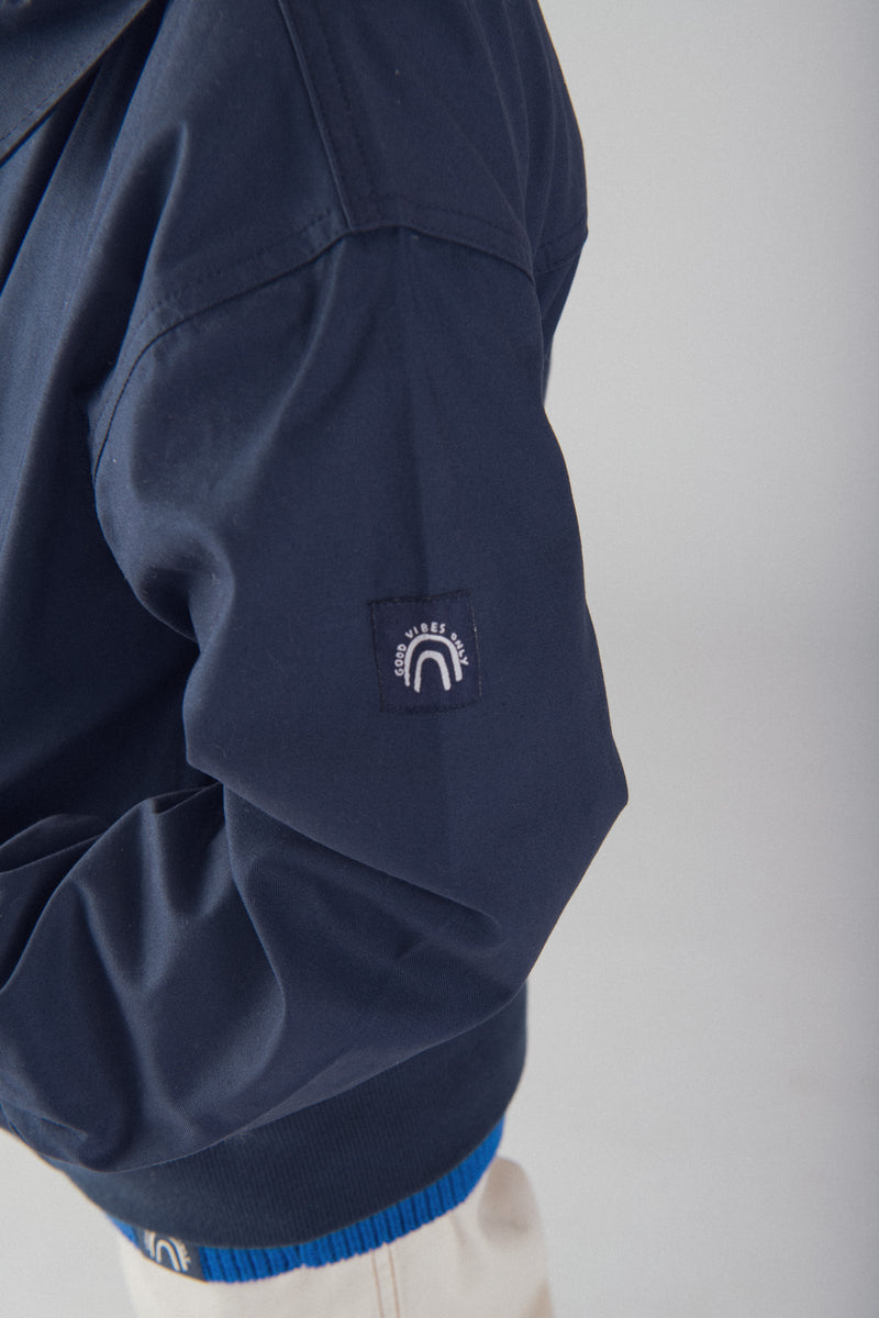 Chaqueta azul oscura con bolsillos para niño