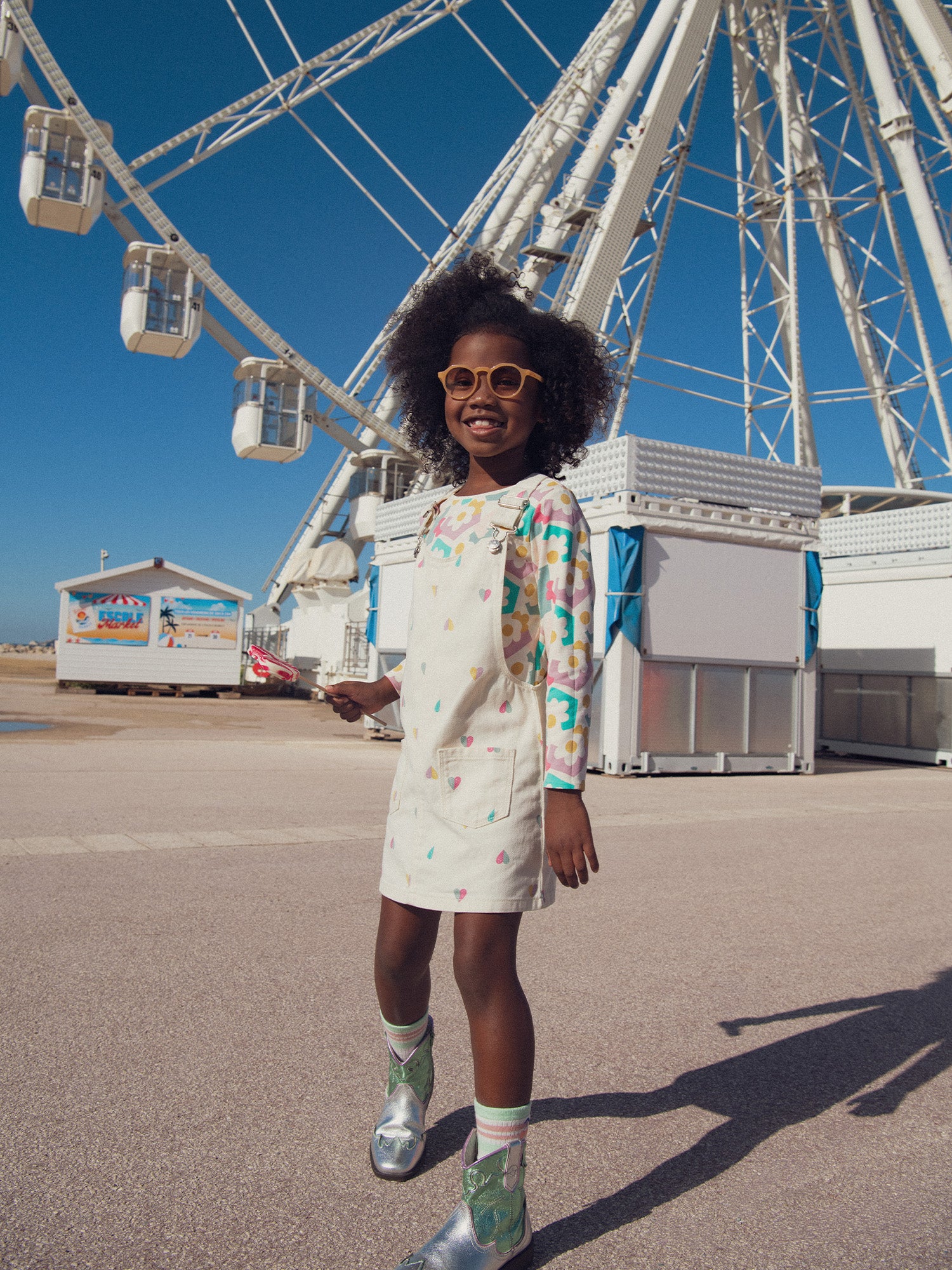 Vestido salopette con estampado de corazón para niña