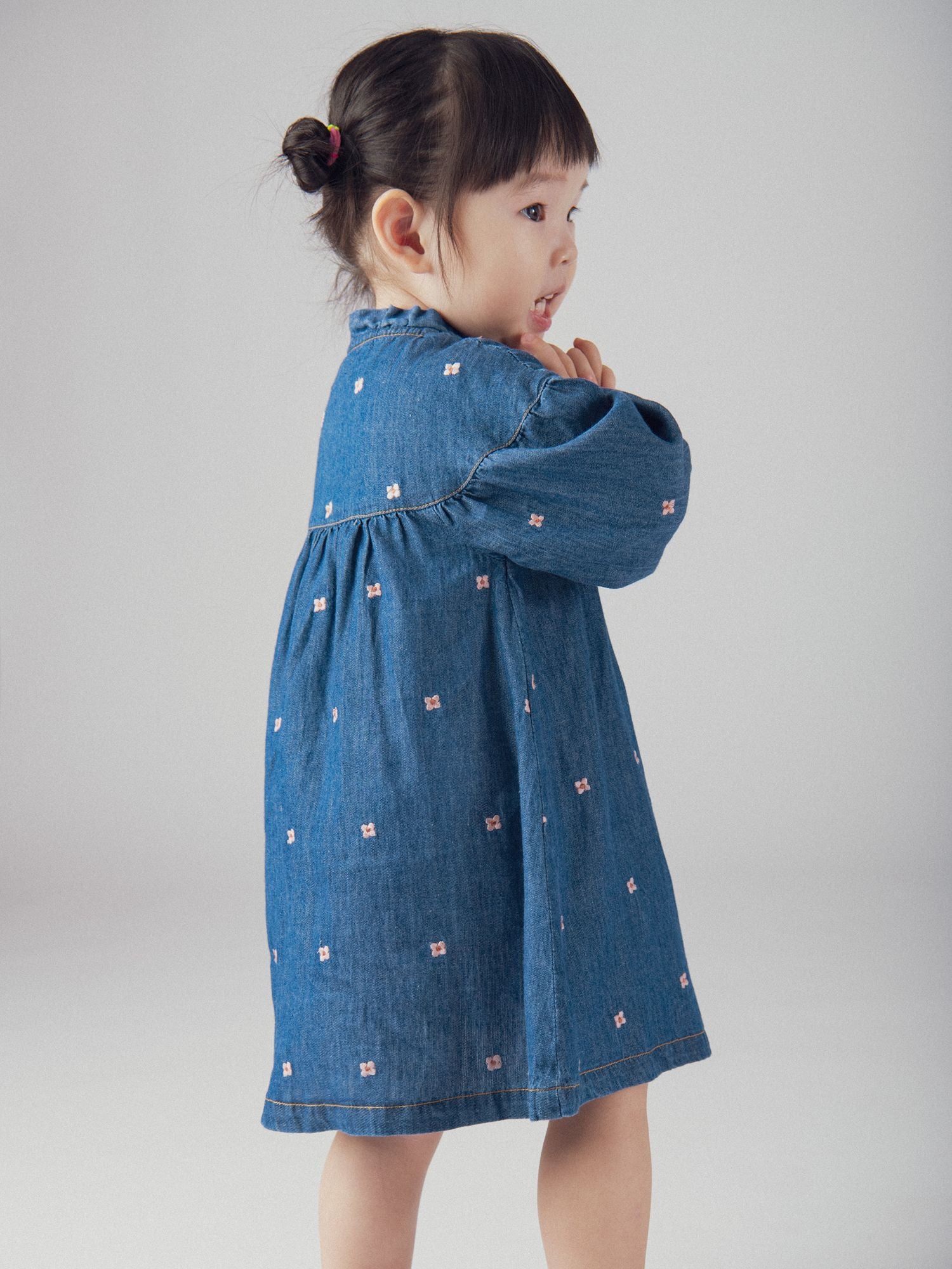 Vestido de Denim Ligero con Bordado de Flores para Bebé Niña