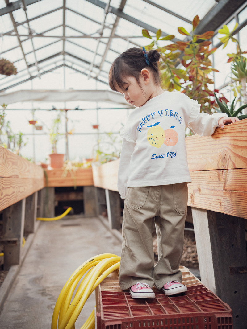 Jeans coloreados con bordado de flores para bebé niña