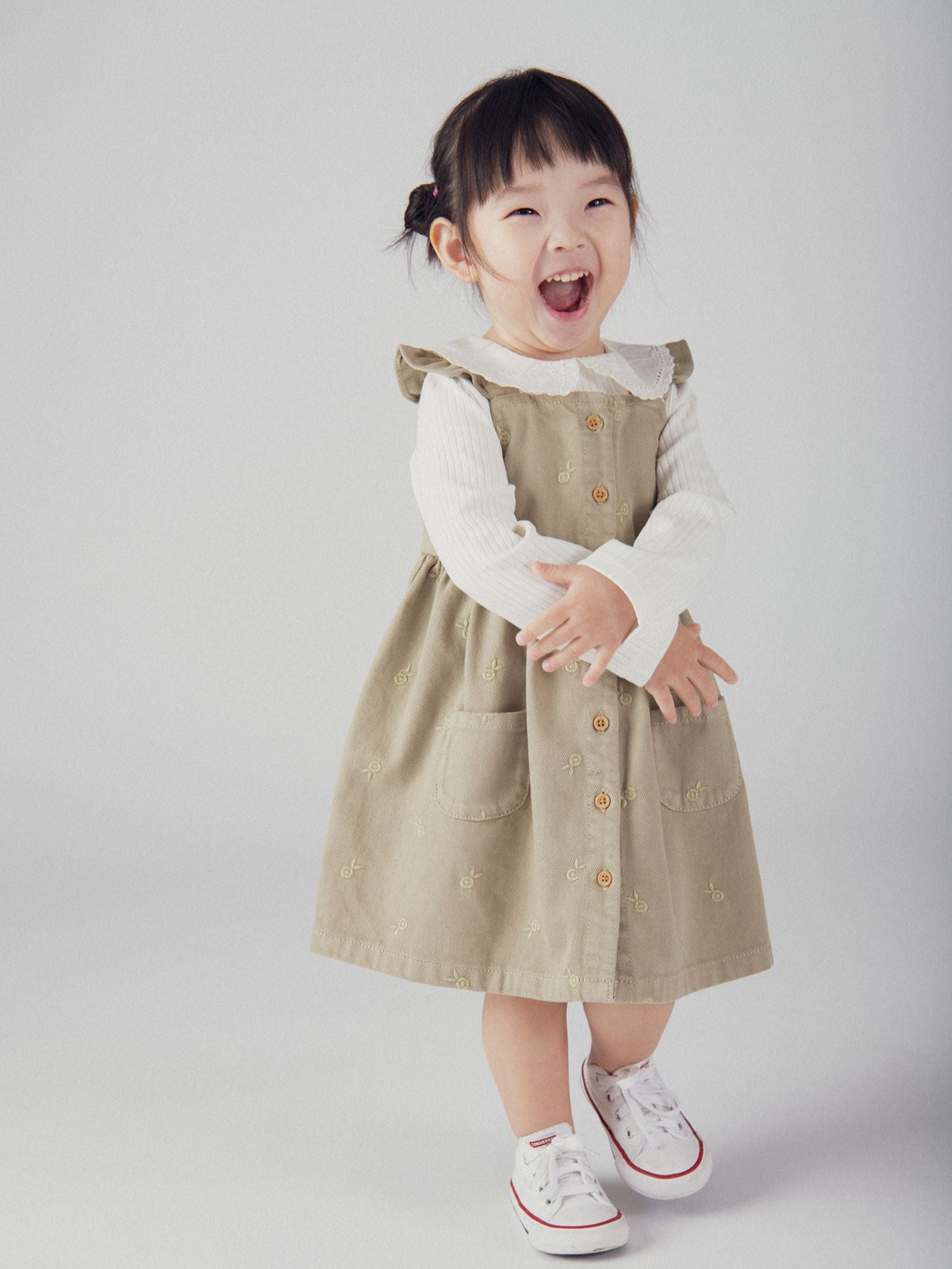 Robe salopette avec broderies fleurs pour bébé fille