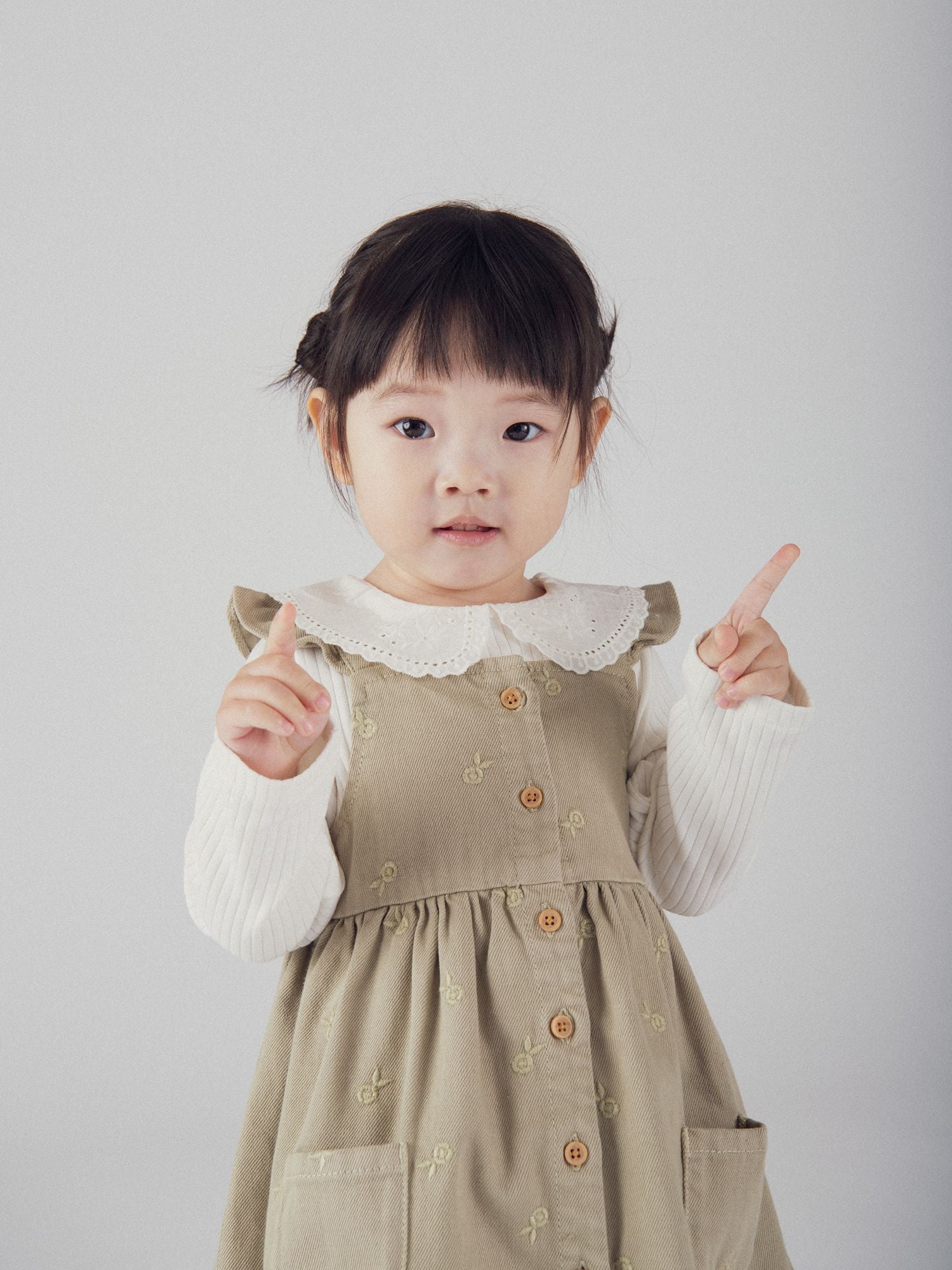 Robe salopette avec broderies fleurs pour bébé fille