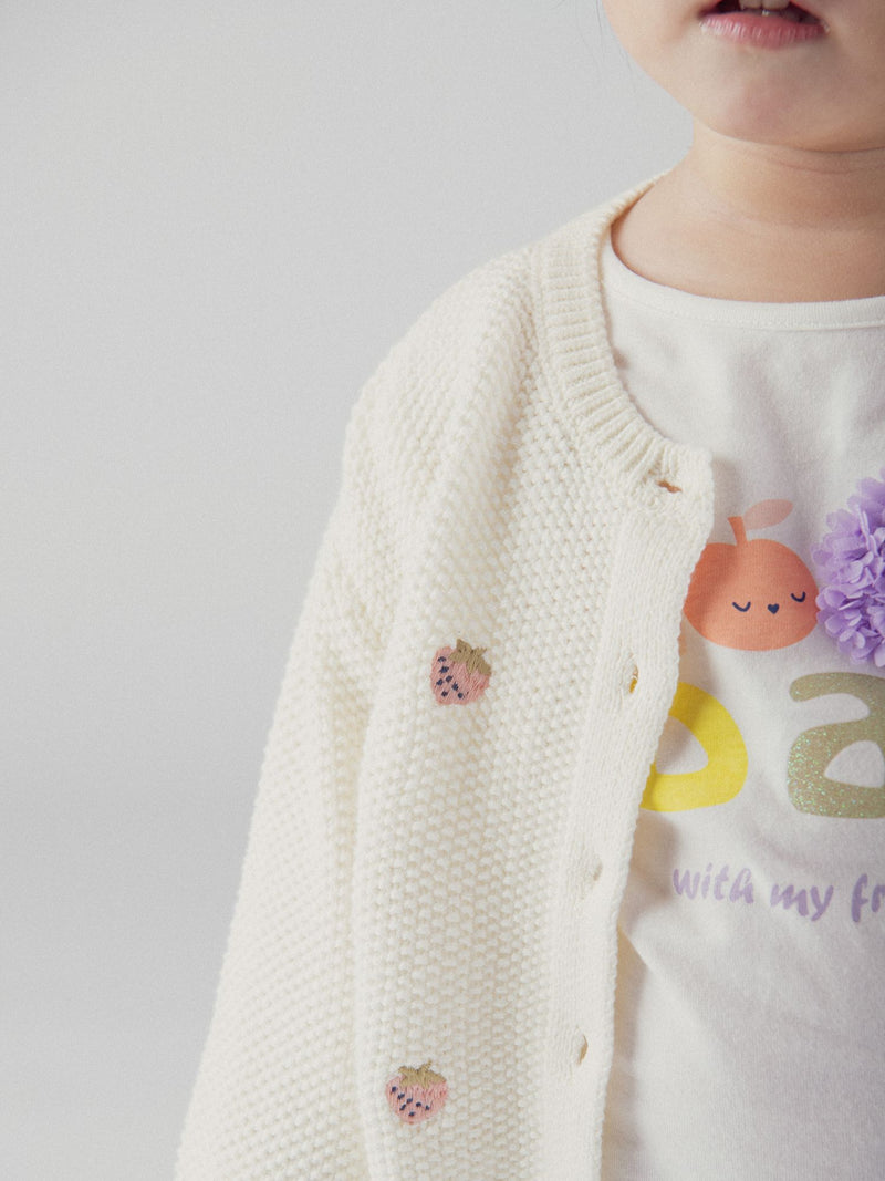 Cárdigan de punto ecru con brodería de fresa para bebé niña