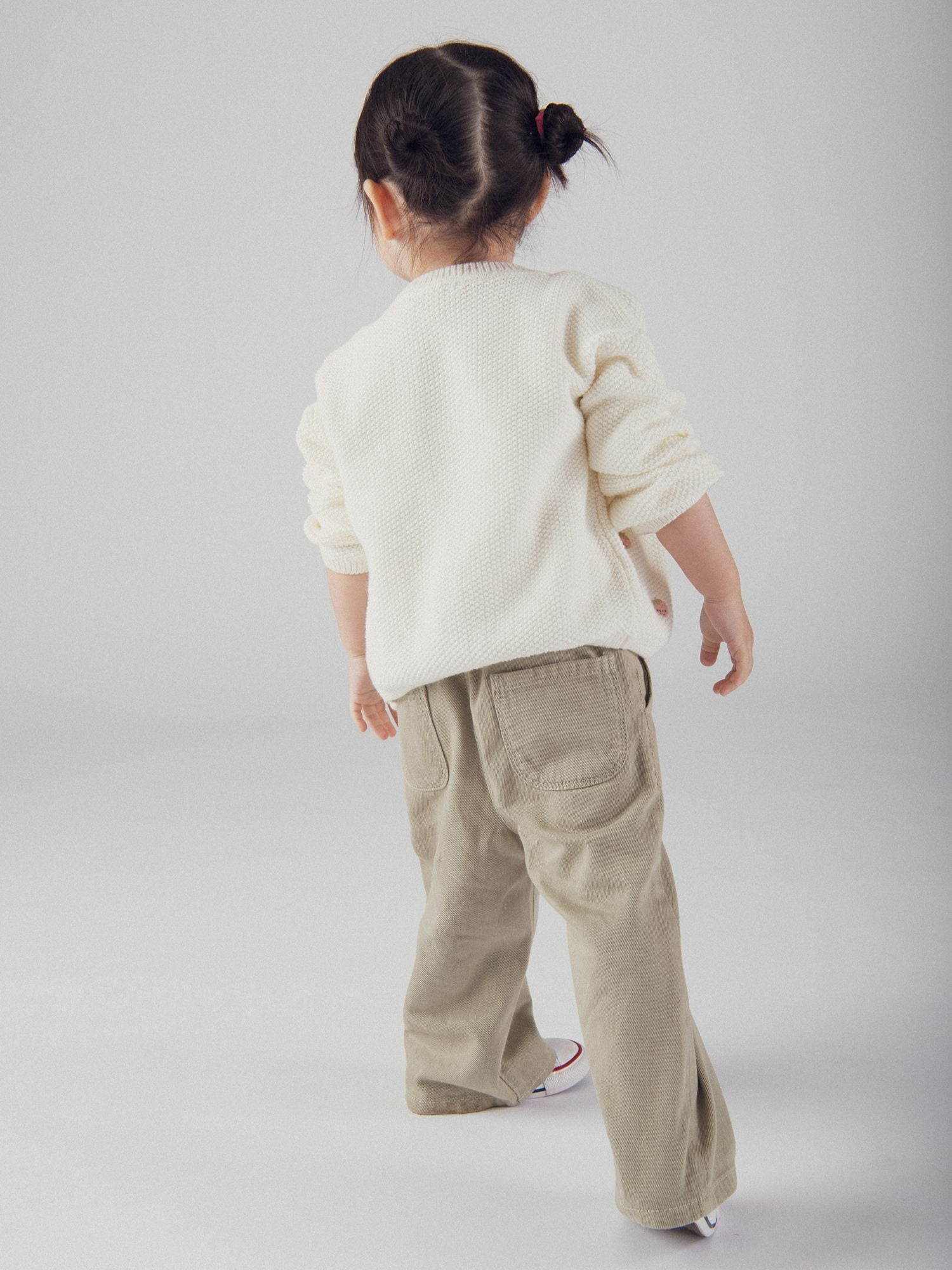 Cárdigan de punto ecru con brodería de fresa para bebé niña