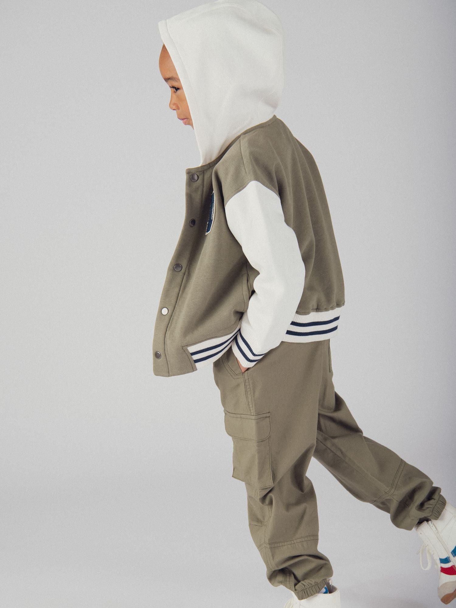 Chaqueta con capucha kaki para niño