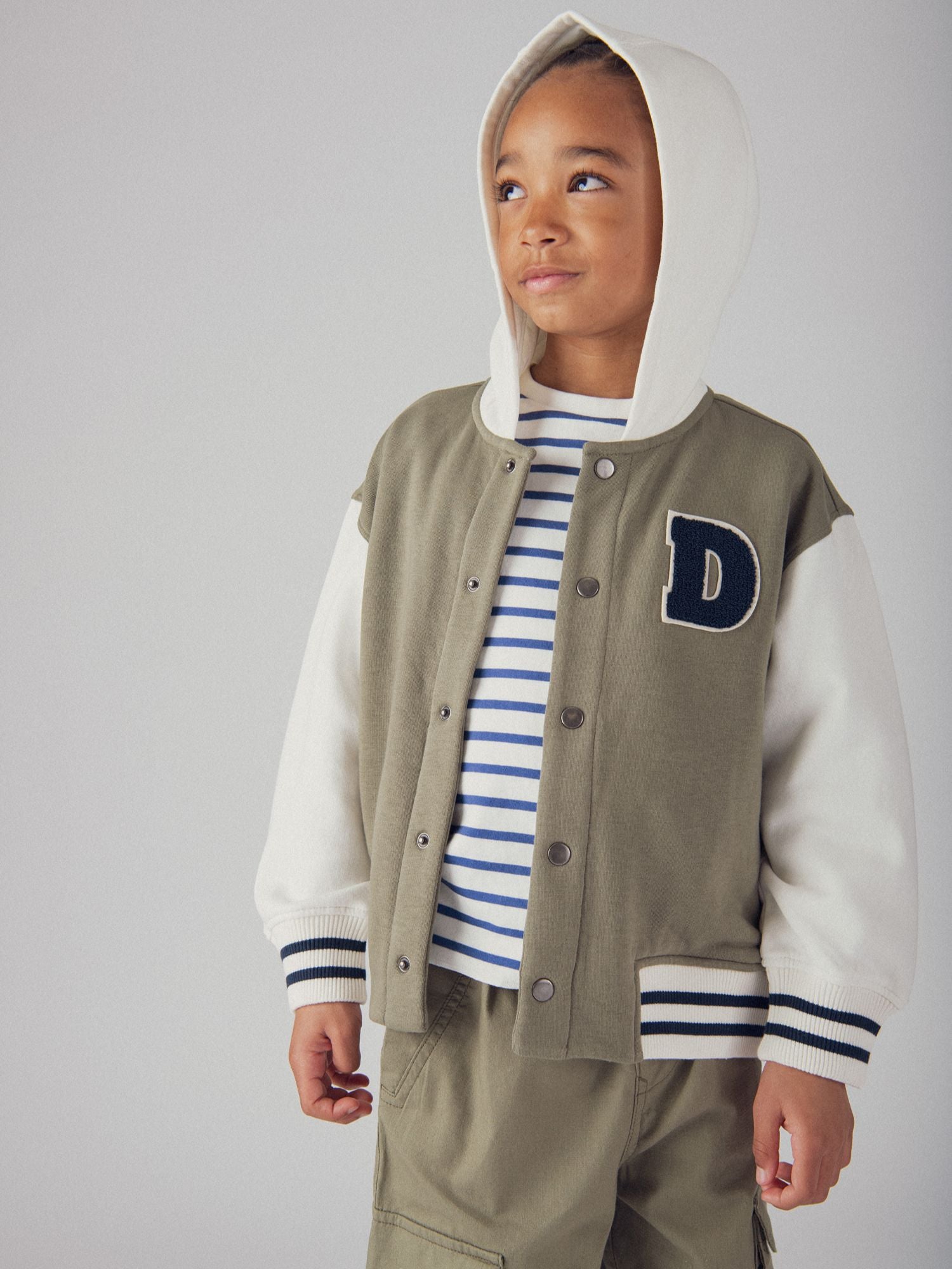 Chaqueta con capucha kaki para niño