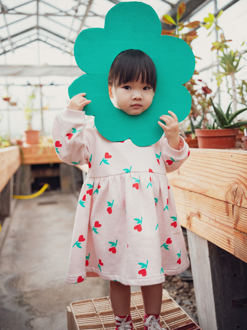 Vestido rosa con estampado de flores y corazones para niña