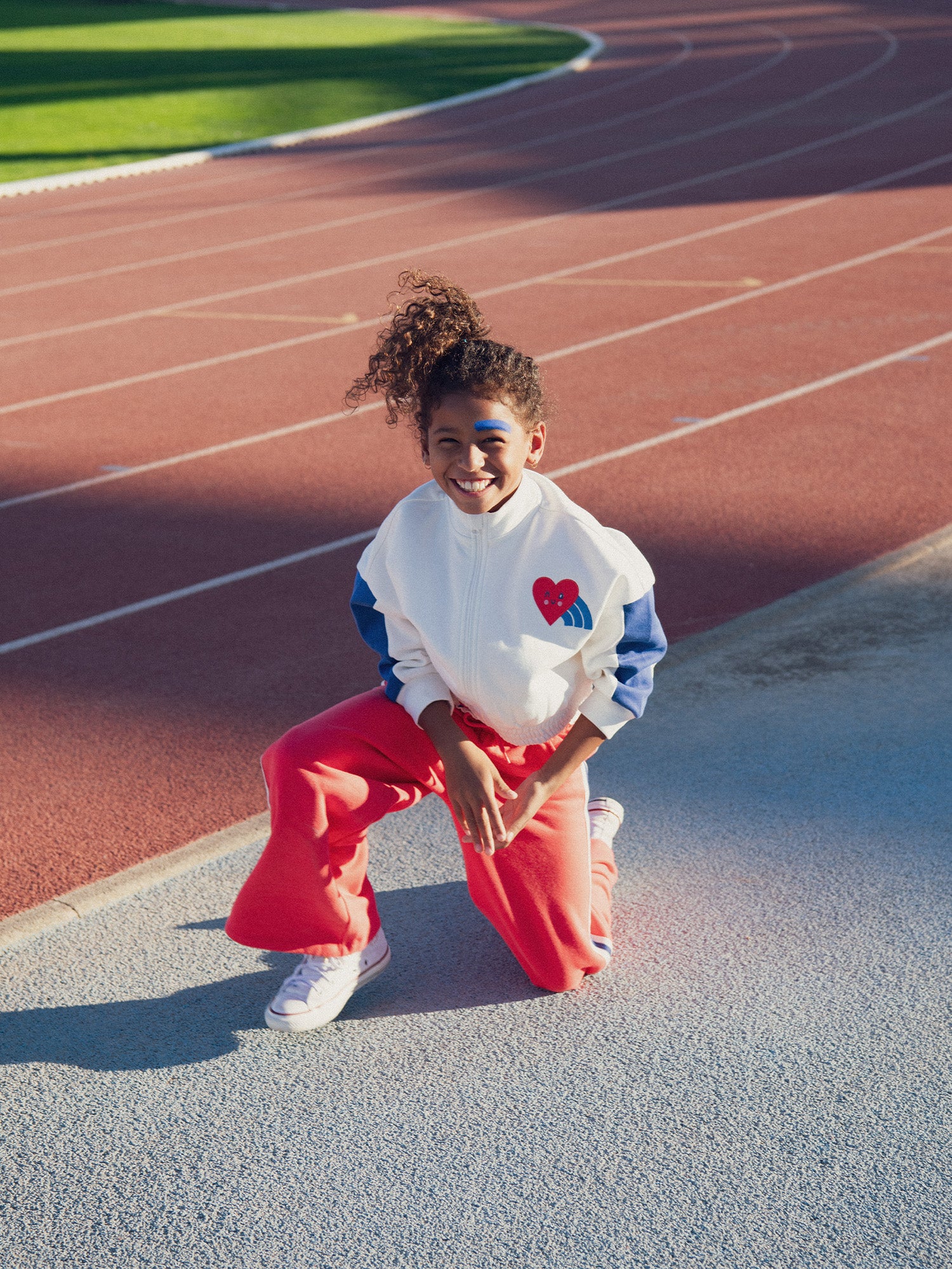 Pantalon rouge en molleton à bandes colorées pour fille