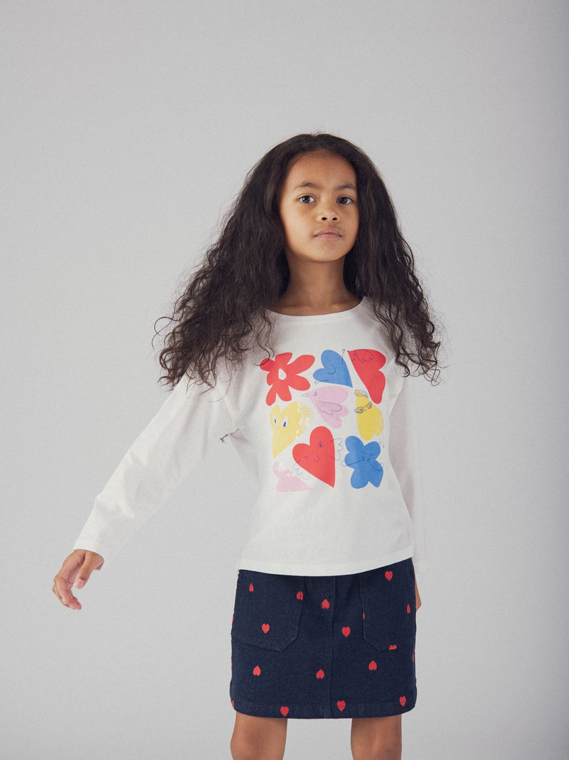 Falda azul de mezclilla con bordados de corazones para niña