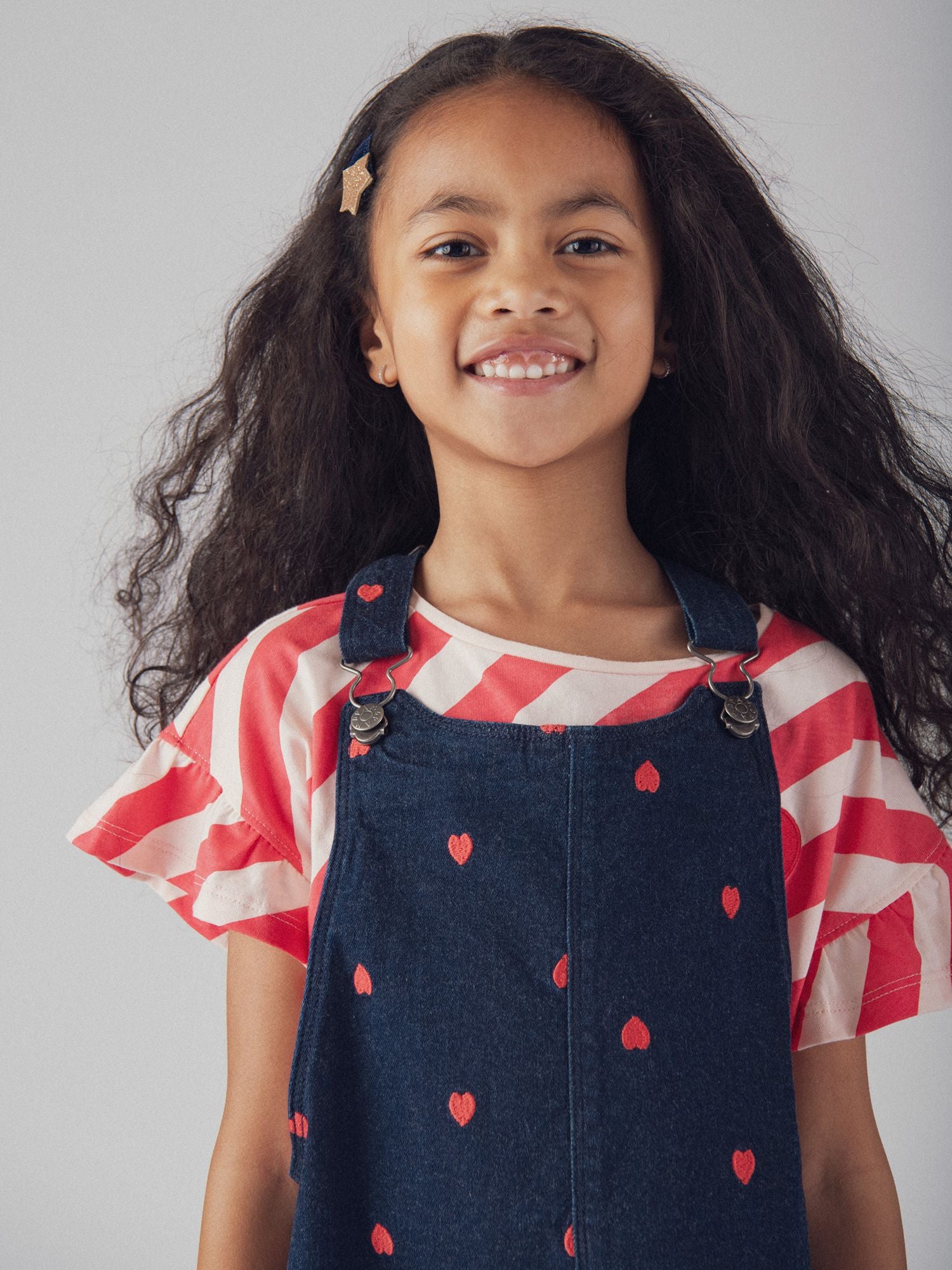 Robe-salopette bleu en denim et broderies cœur pour fille