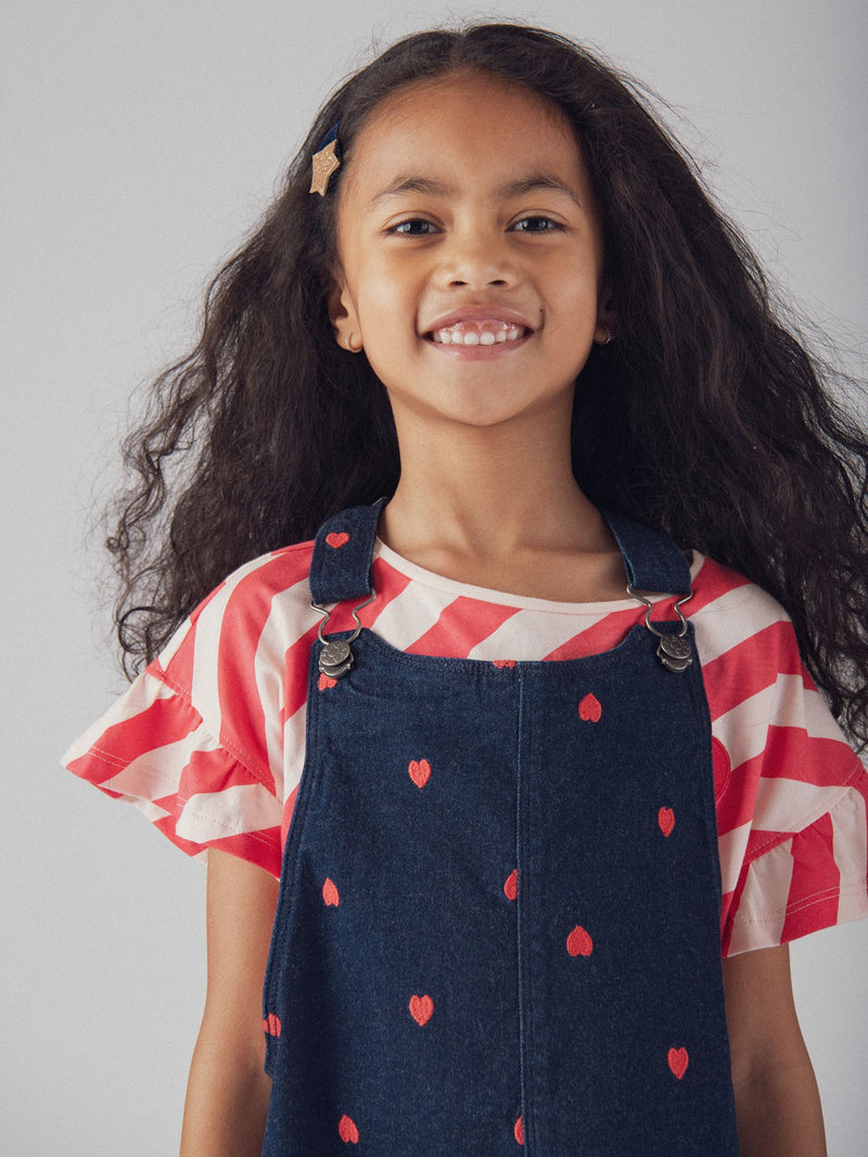 Vestido-salopette azul de denim con bordados de corazón para niña