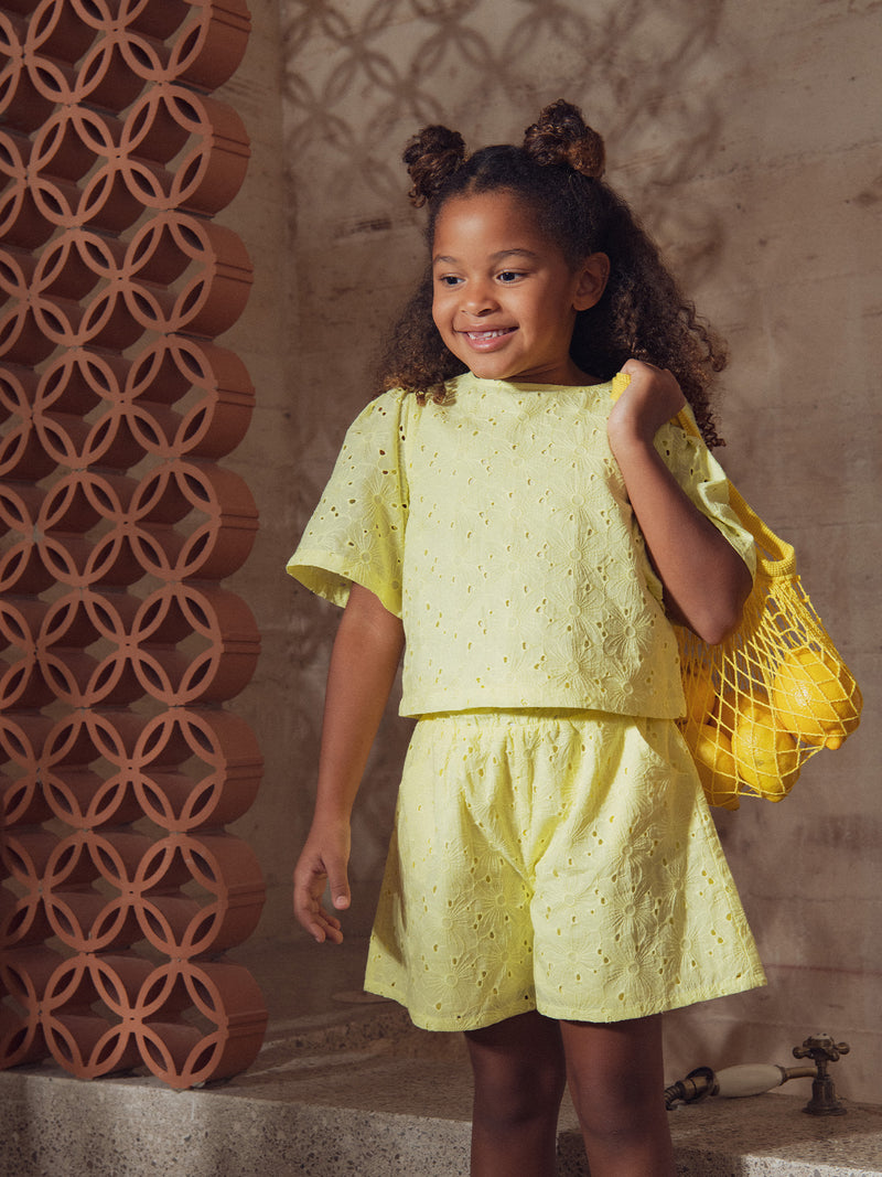 Shorts amarillos pálidos en bordado inglés para niñas