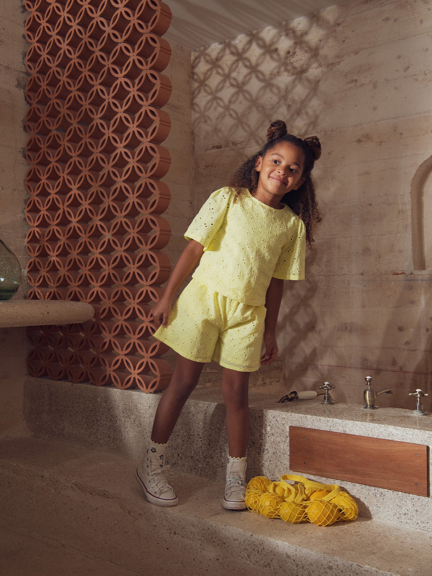 Blouse jaune pale en broderie anglaise pour fille