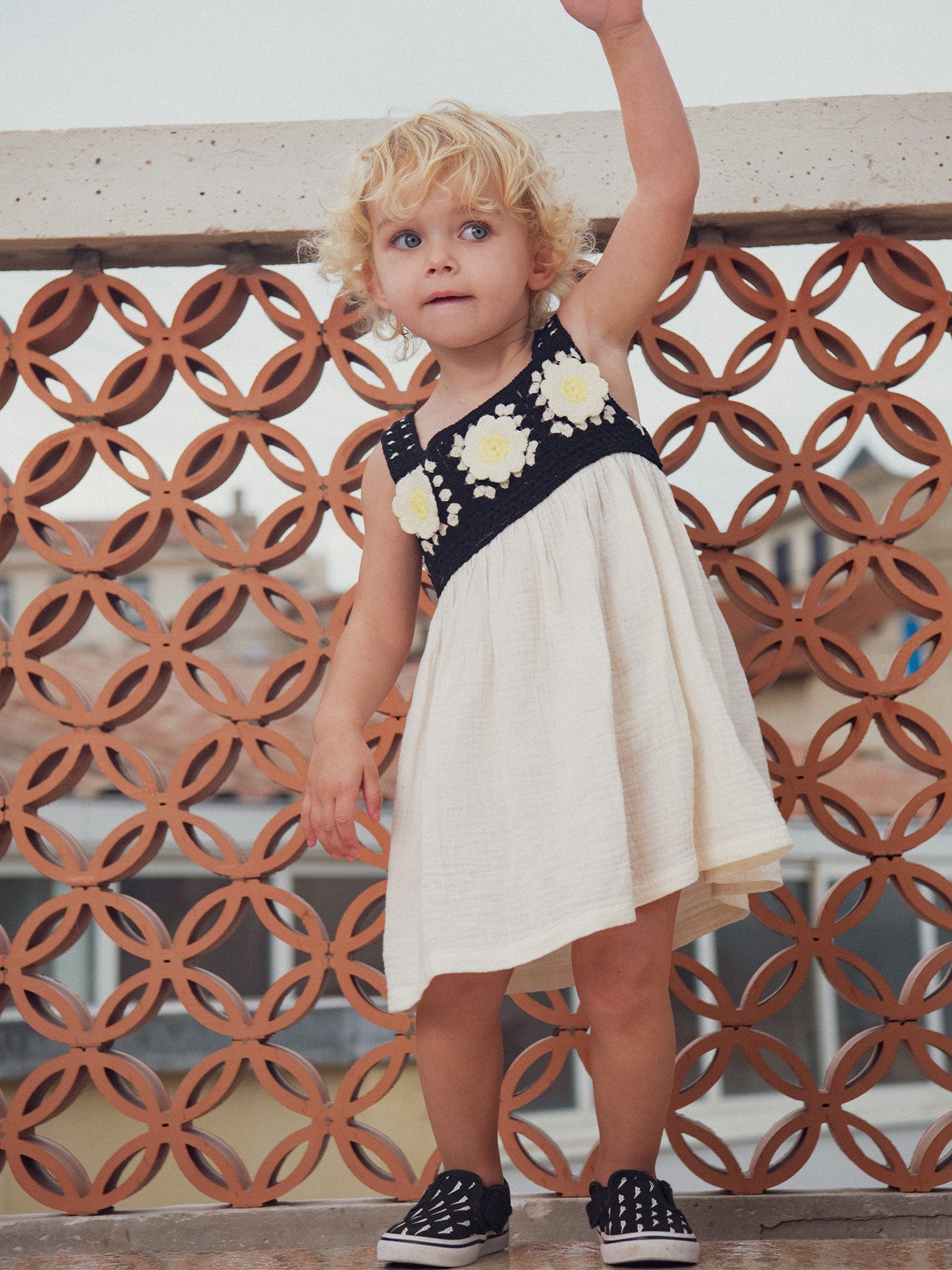 Robe bicolore en crochet pour bébé fille