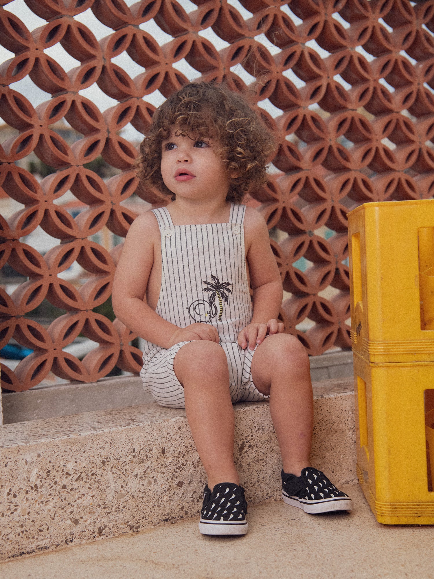 Salopette courte à rayures avec broderie éléphant et palmier pour bébé garçon