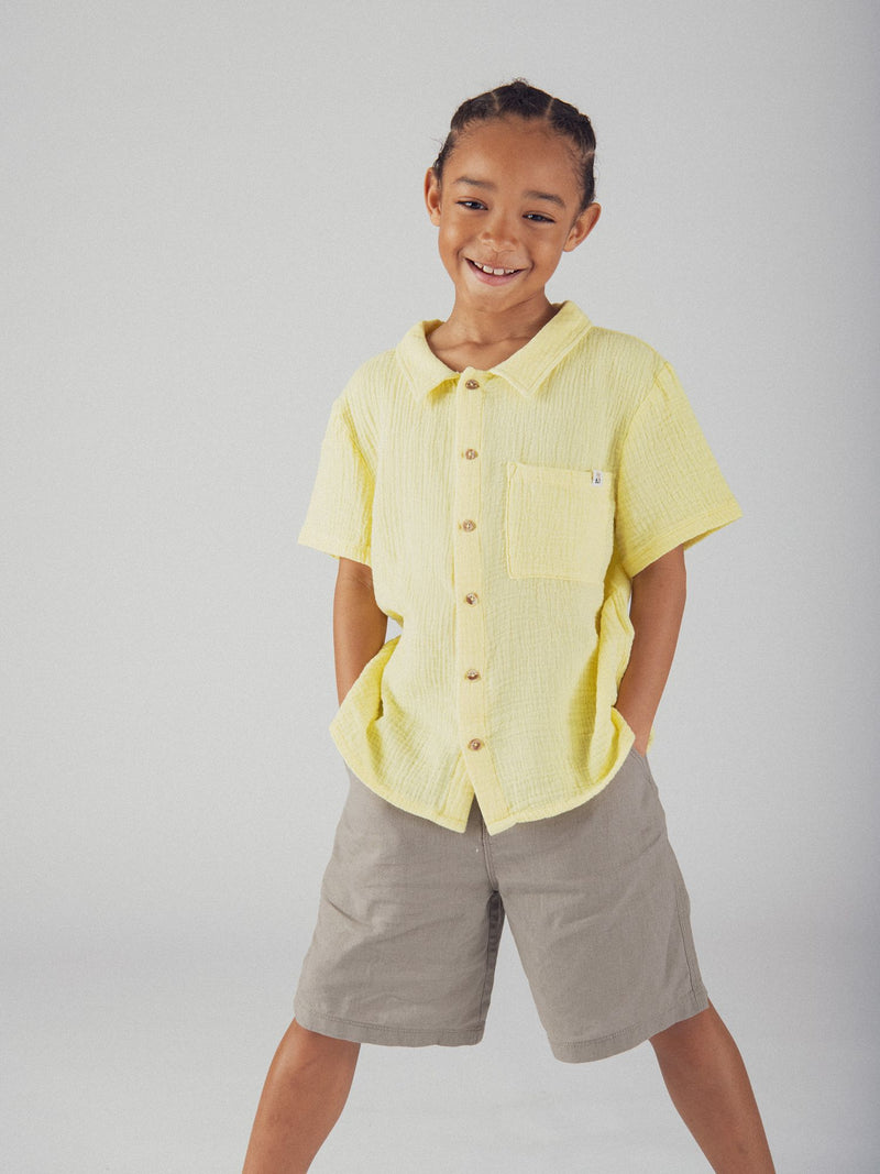 Camisa amarilla pálida de mangas cortas para niños