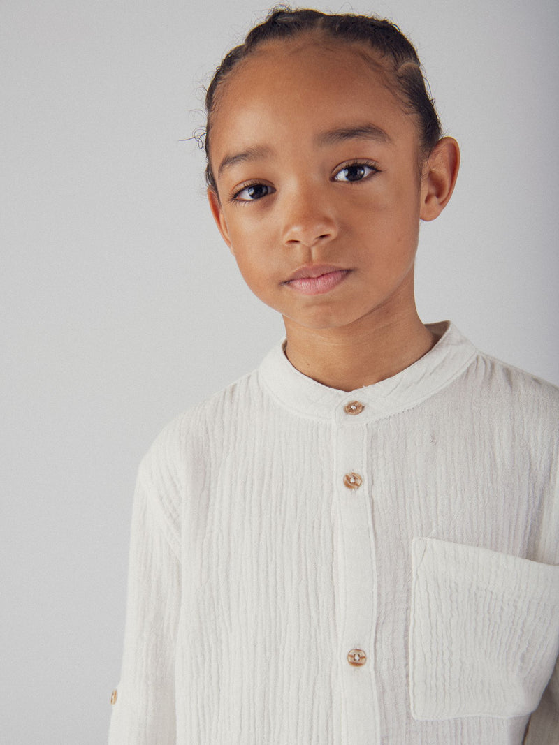 Camisa ecru con bolsillo para niños