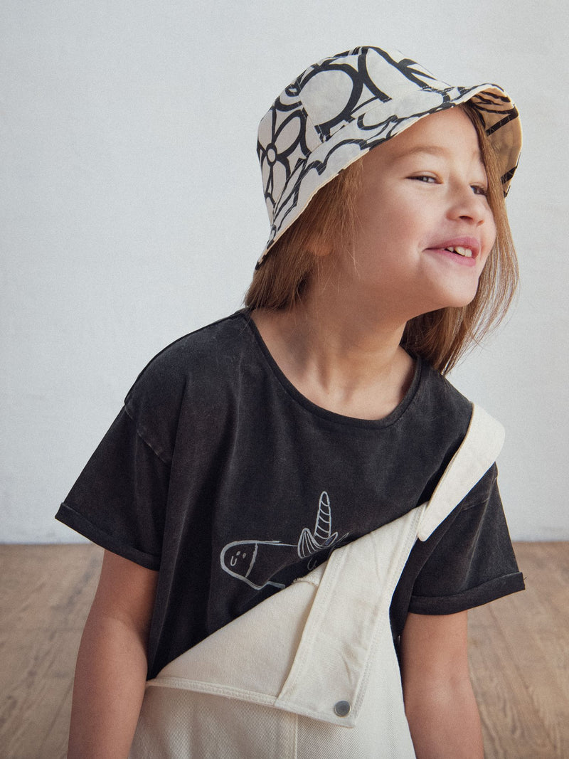 Gorro unisex impreso en blanco y negro