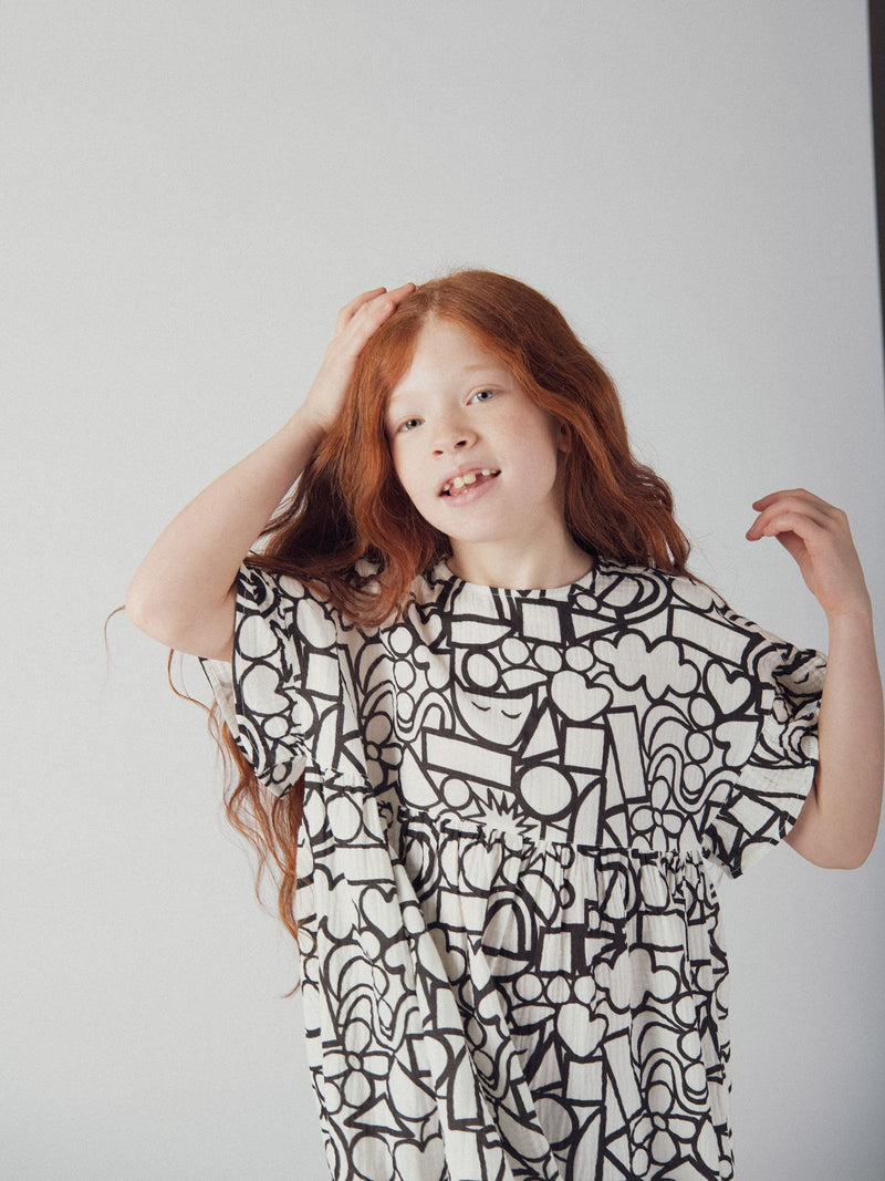 Vestido écru con estampado gráfico para niña