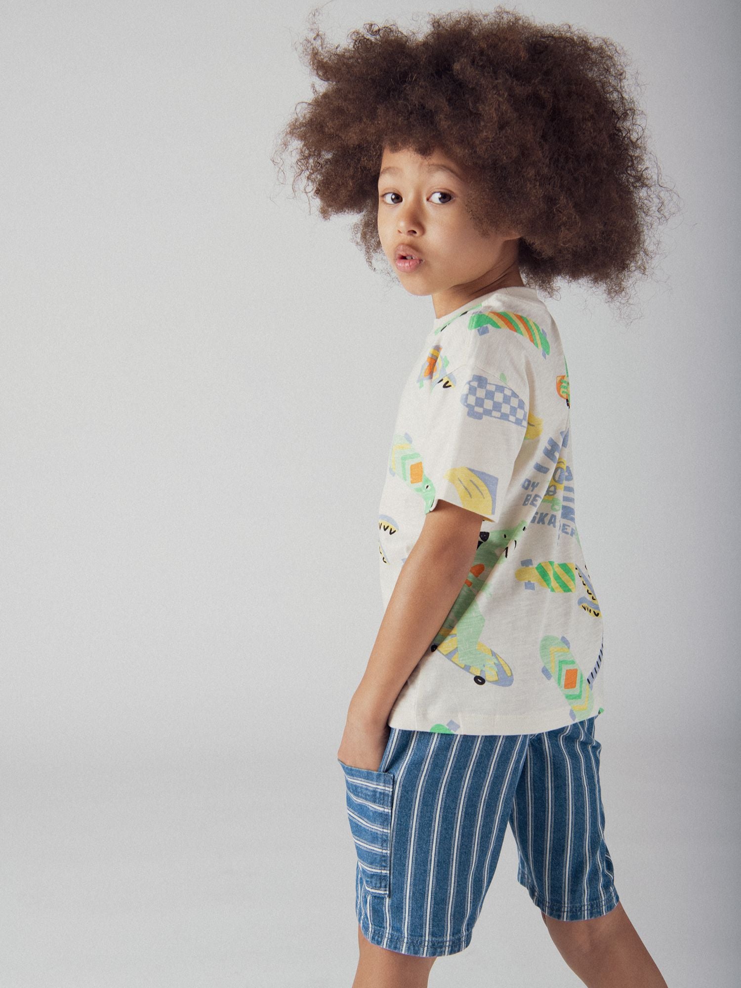 Camiseta ecru con estampado de dinosaurio para niños