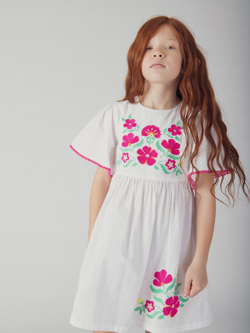 Vestido blanco con bordados florales para niñas