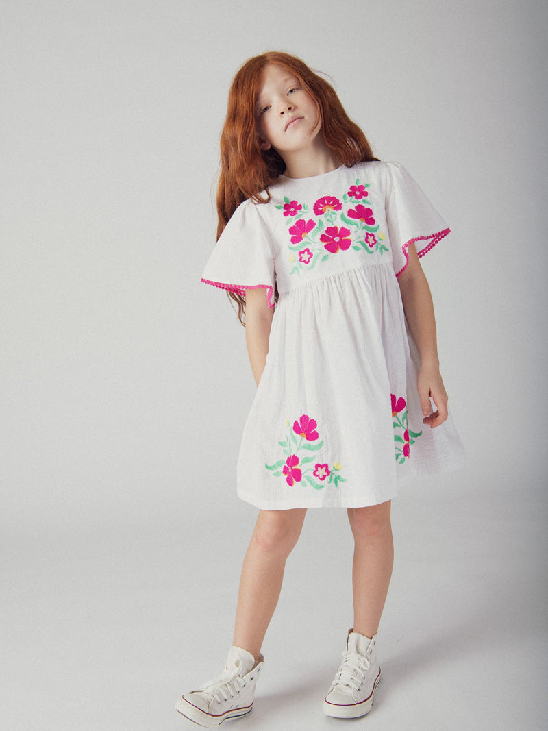 Vestido blanco con bordados florales para niñas