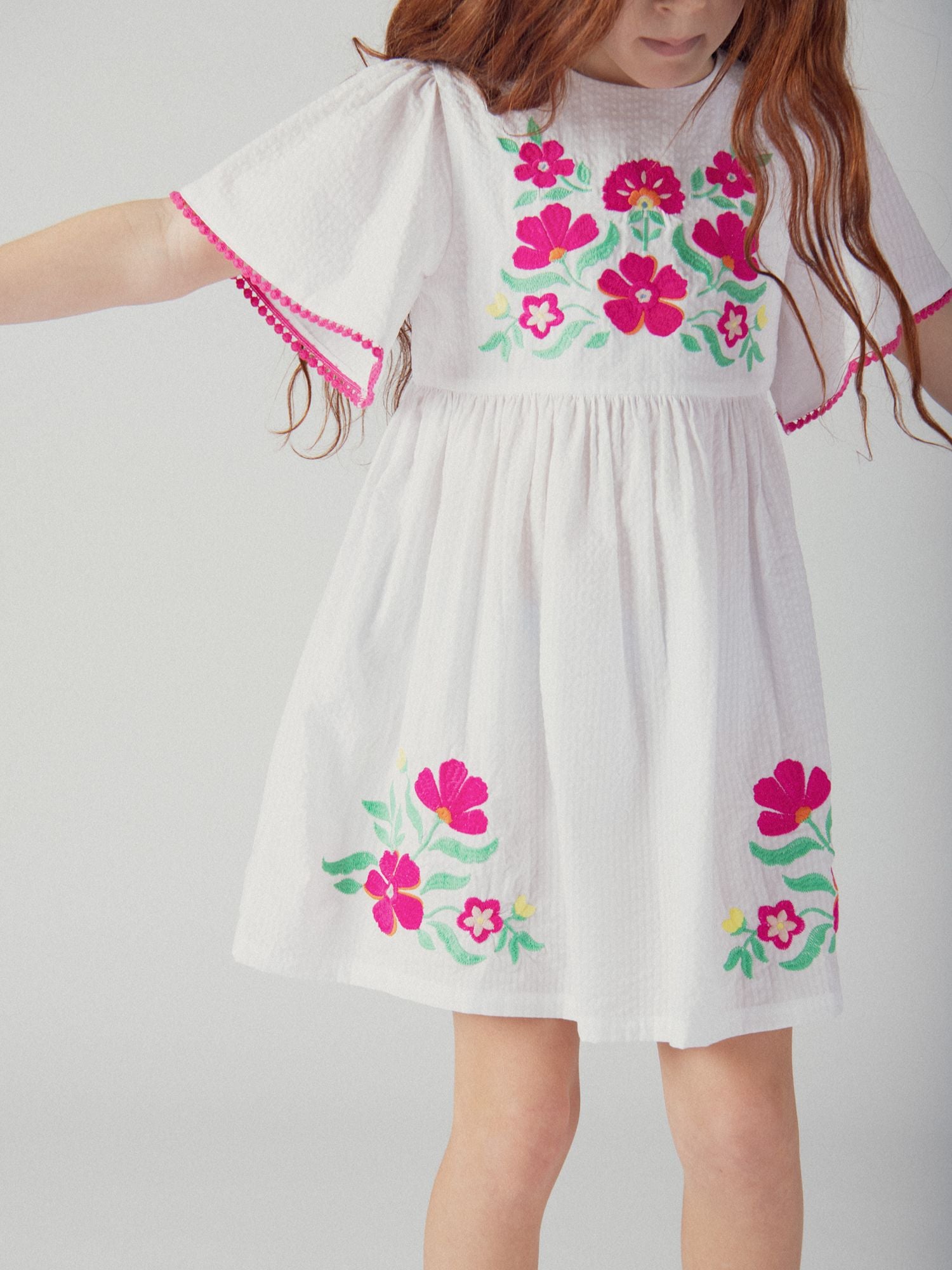 Robe blanche à broderies florales pour fille
