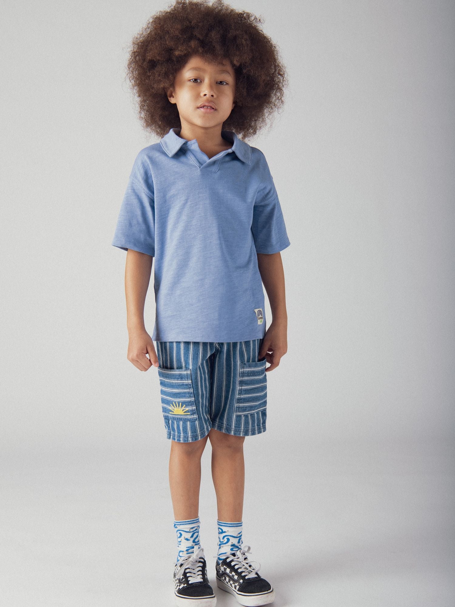 Camiseta azul con animación en la espalda para niños