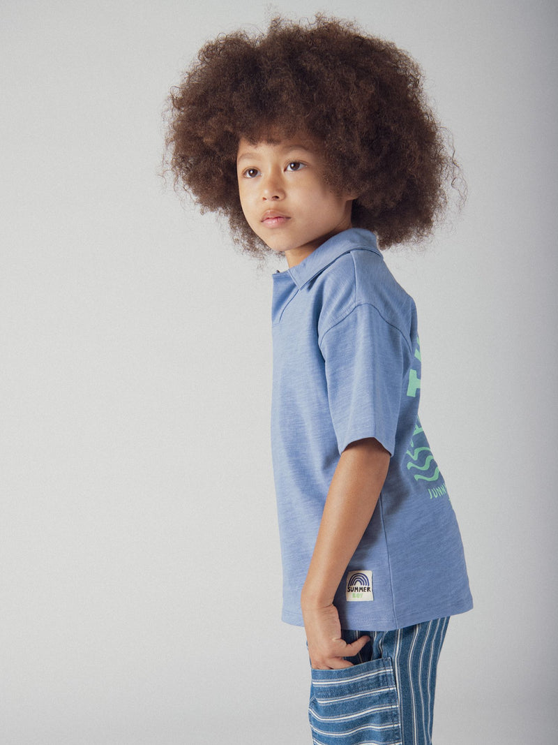 Camiseta azul con animación en la espalda para niños