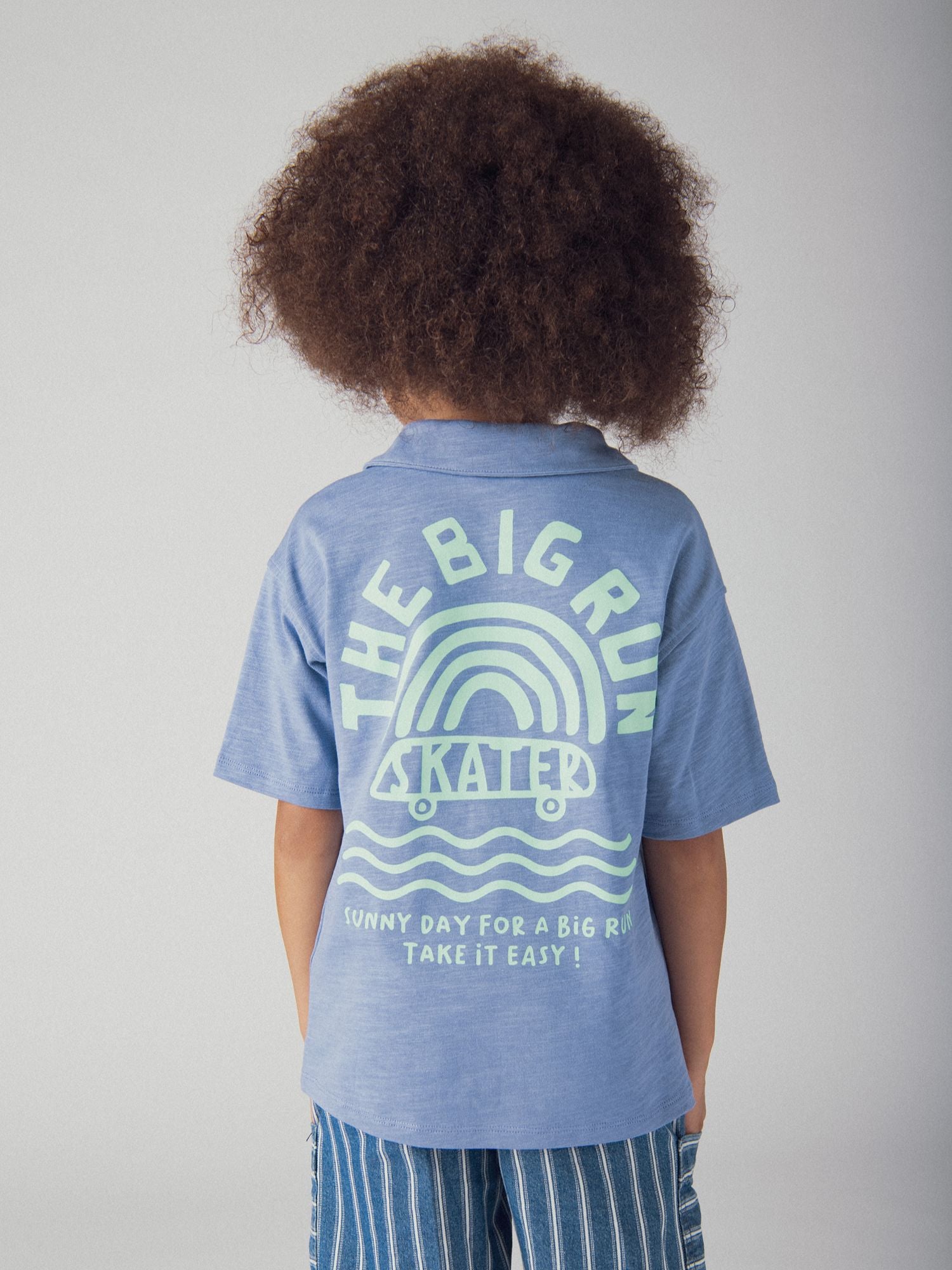 Camiseta azul con animación en la espalda para niños