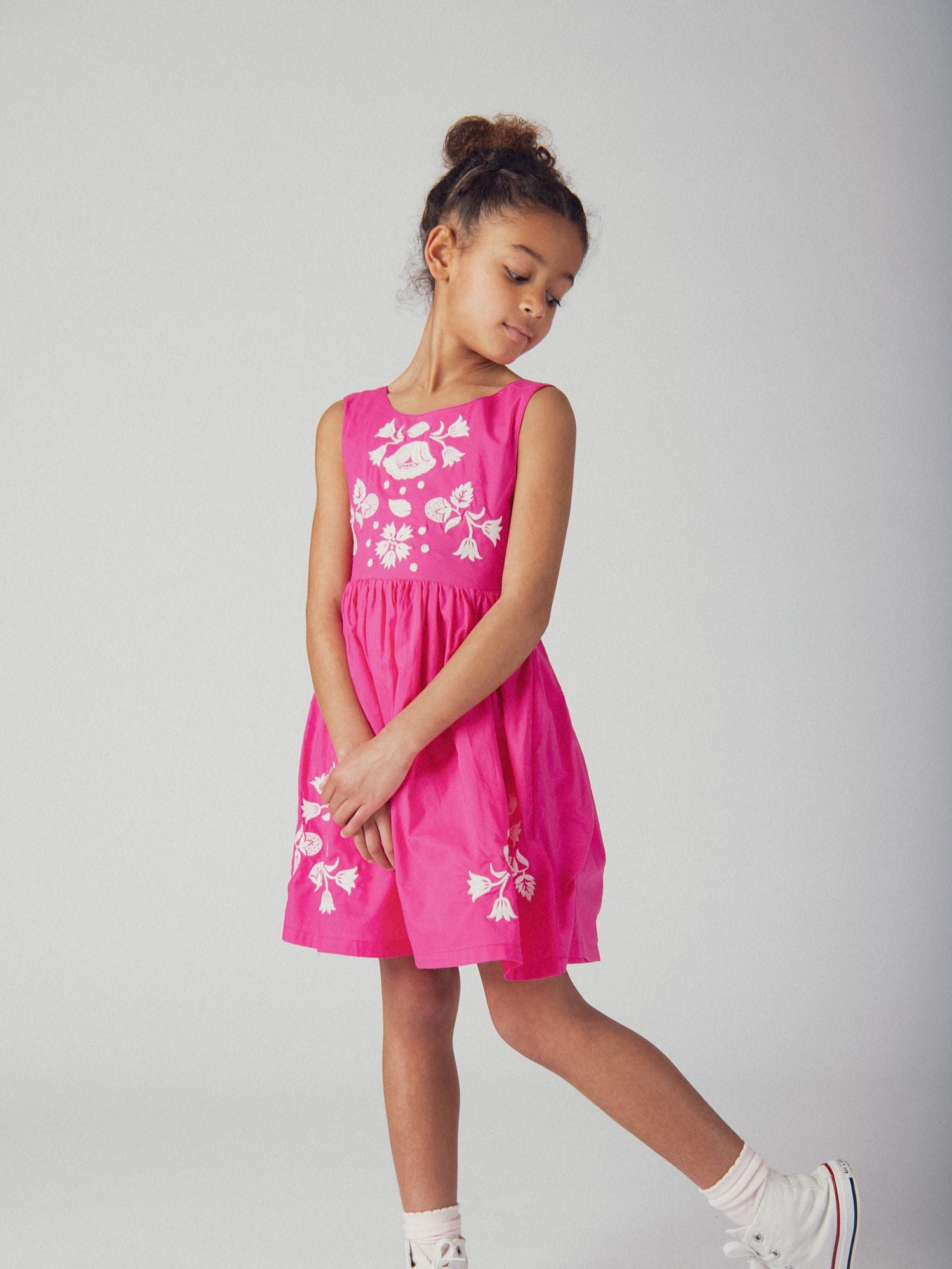 Robe rose à broderies florales pour fille
