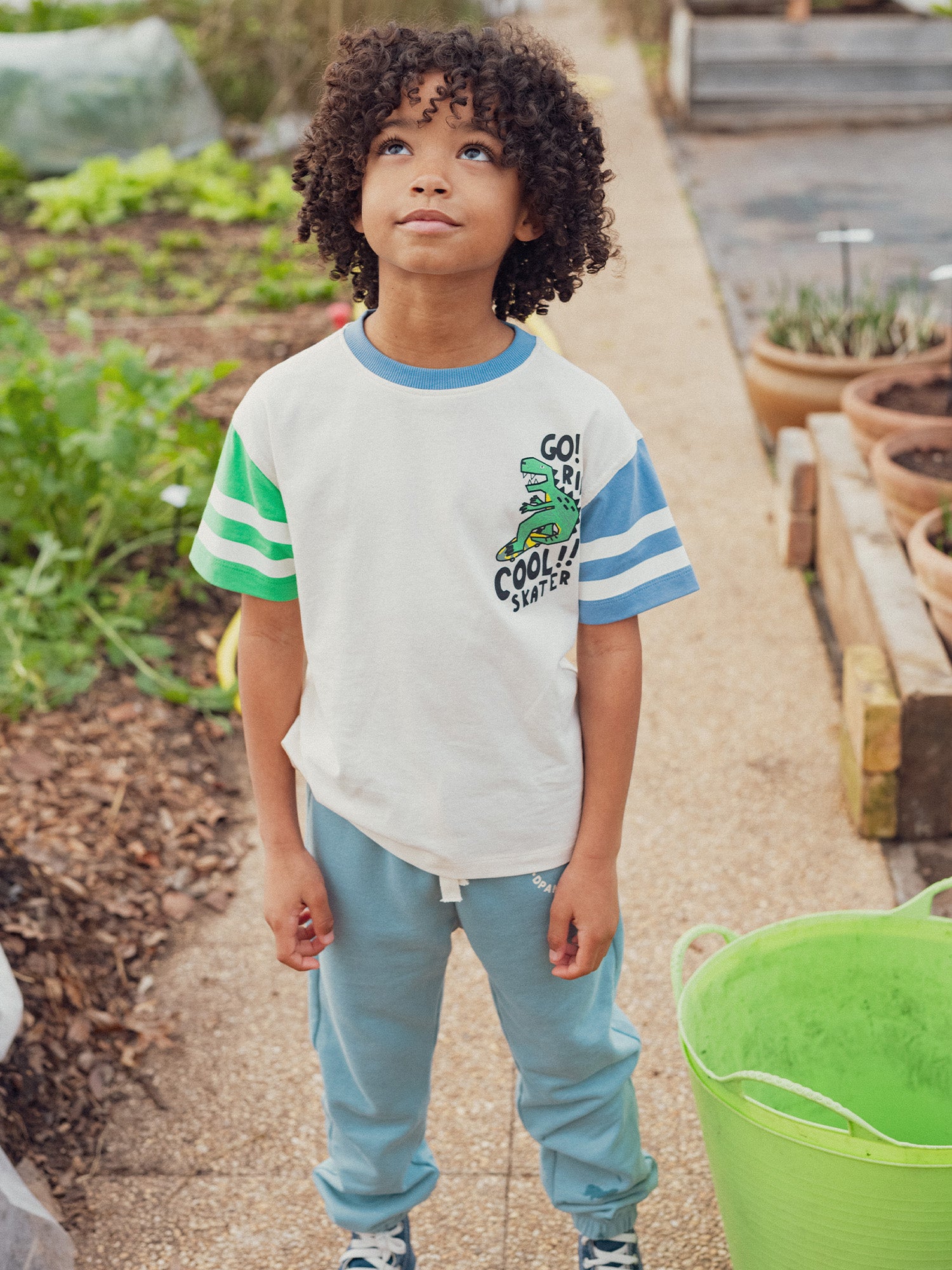 Camiseta de color ecru con animación de dinosaurios para niños