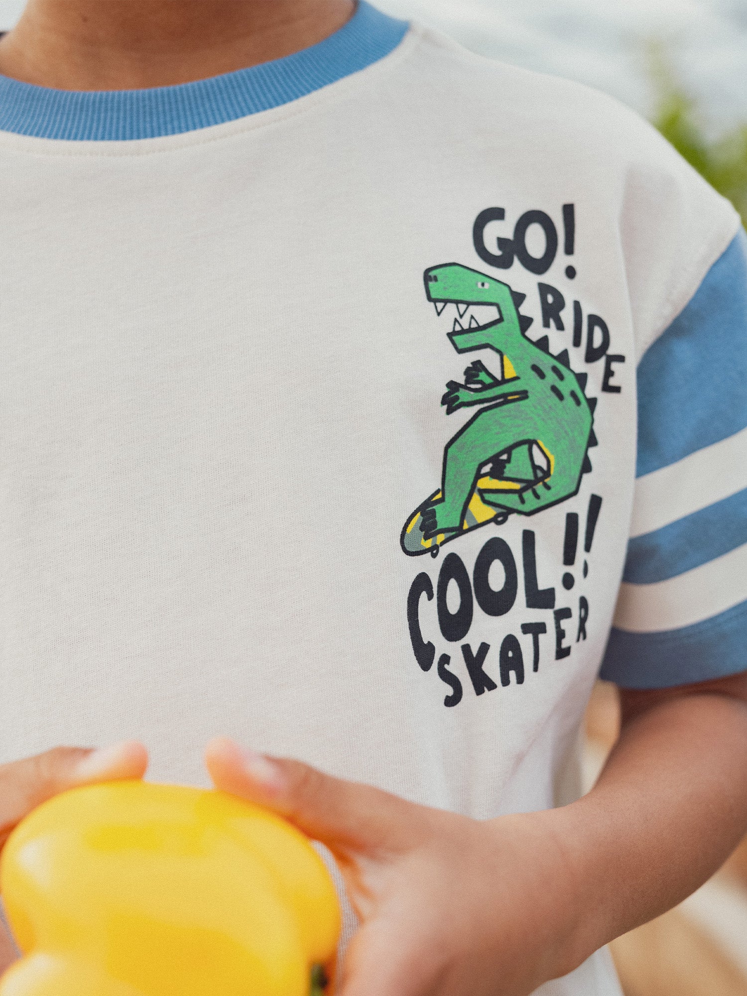 Camiseta de color ecru con animación de dinosaurios para niños
