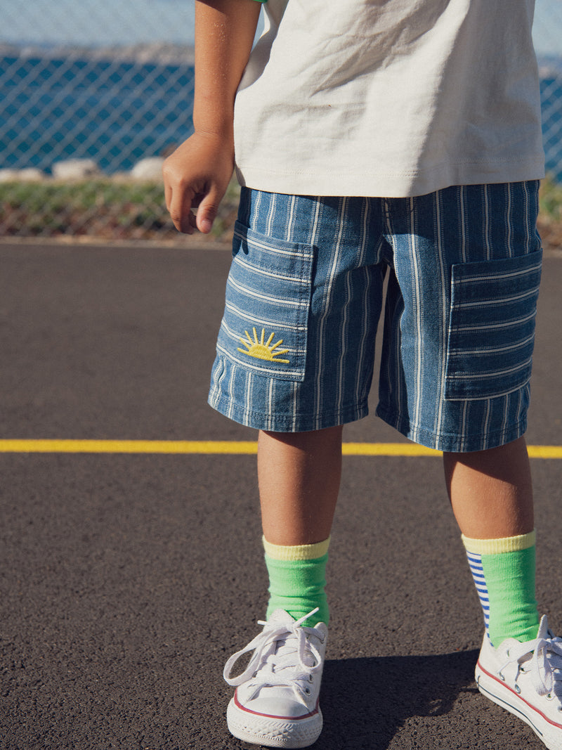Bermuda azul rayado con bolsillos para niño