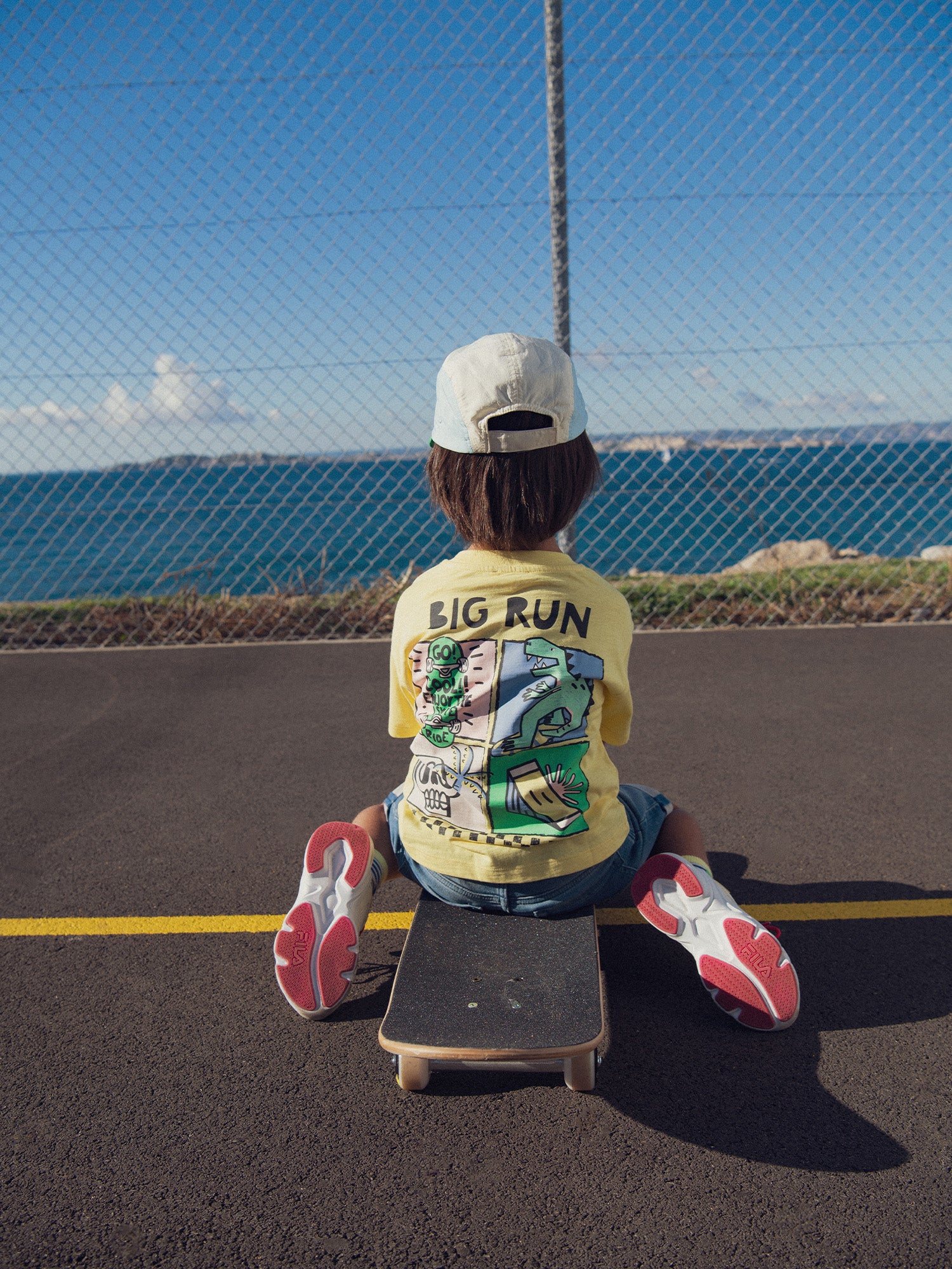 Camiseta amarilla con animación de dinosaurio para niño