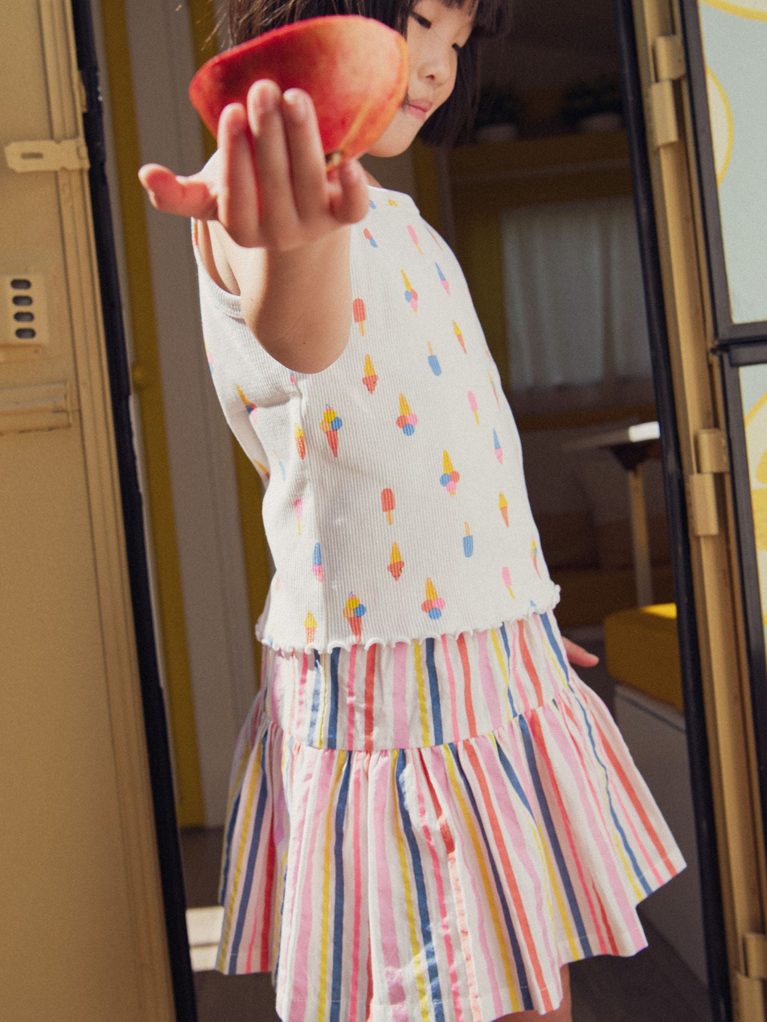 Falda ecru con short integrado y rayas multicolores para niña