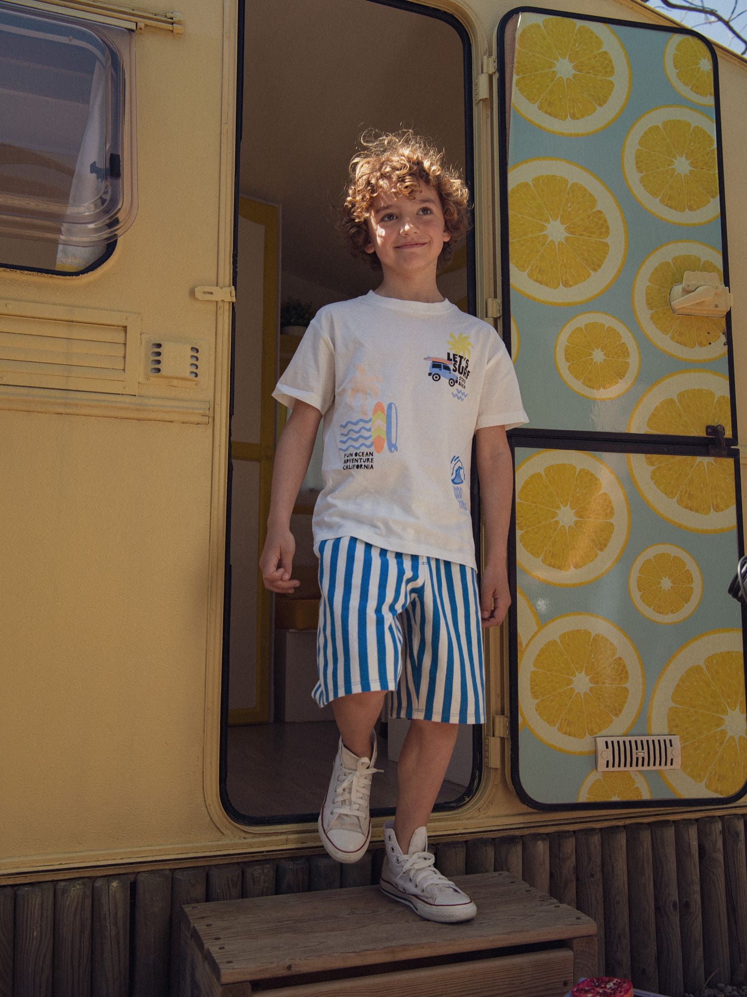 Camiseta ecru con animaciones de playa para niños