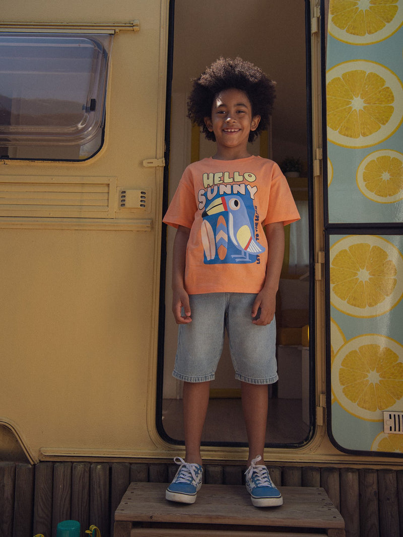 Camiseta naranja con animación de tucán para niños