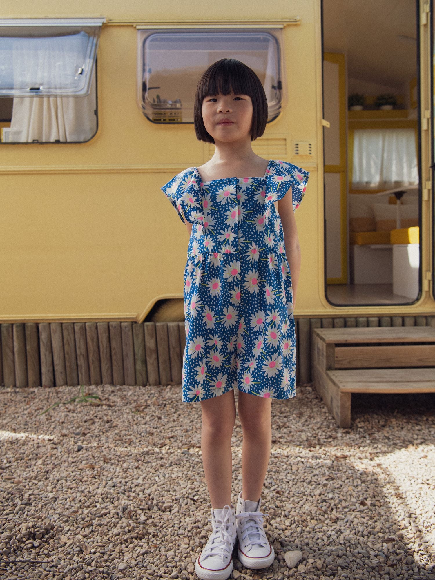 Mono azul con estampado de flores para niña