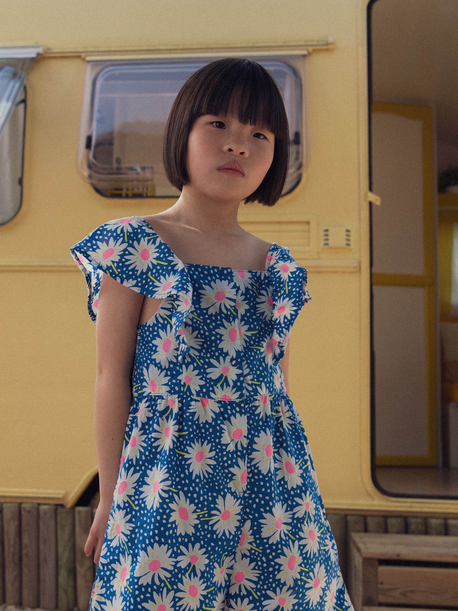 Mono azul con estampado de flores para niña