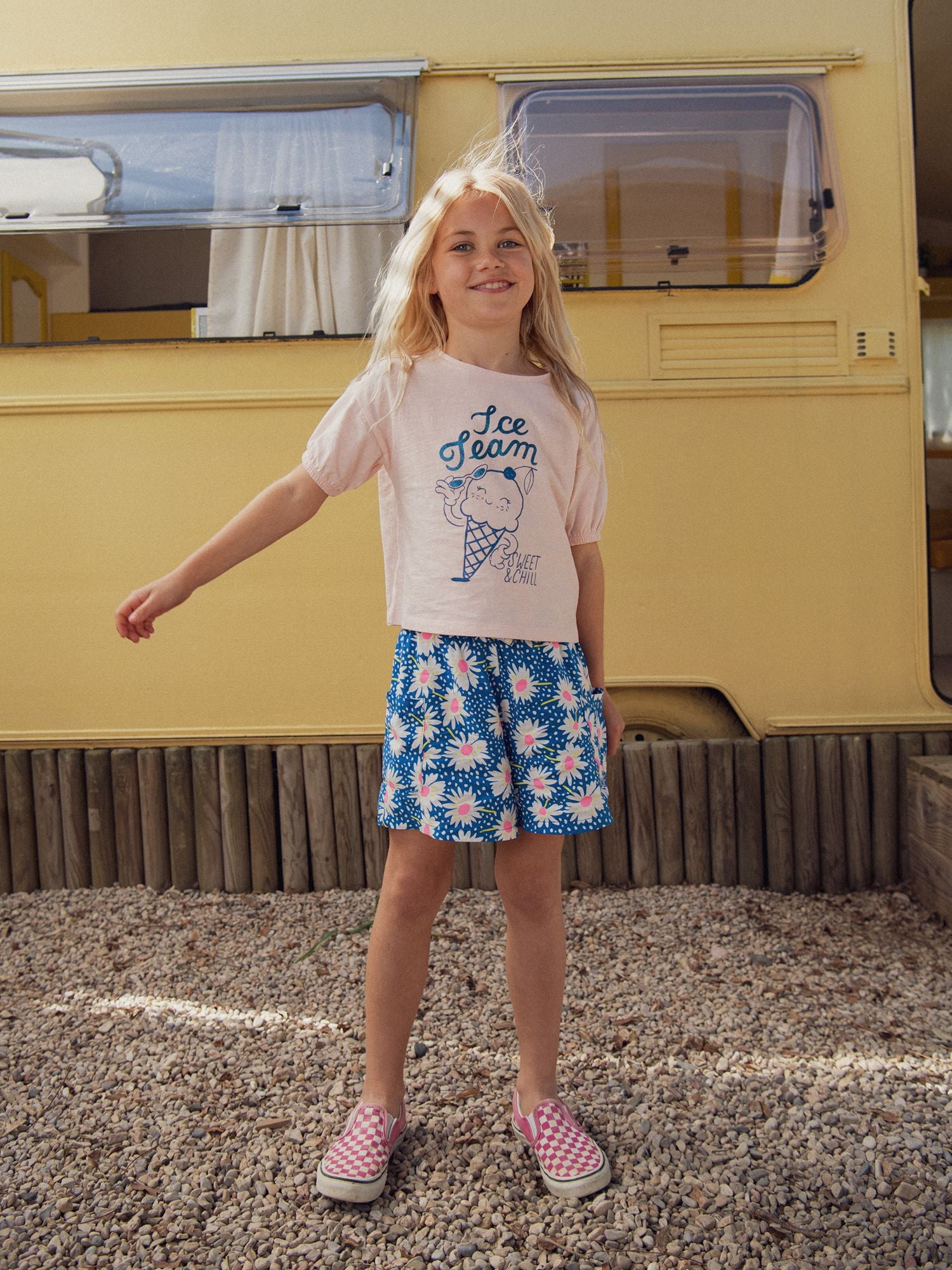 Short azul marino con estampado de flores para niña
